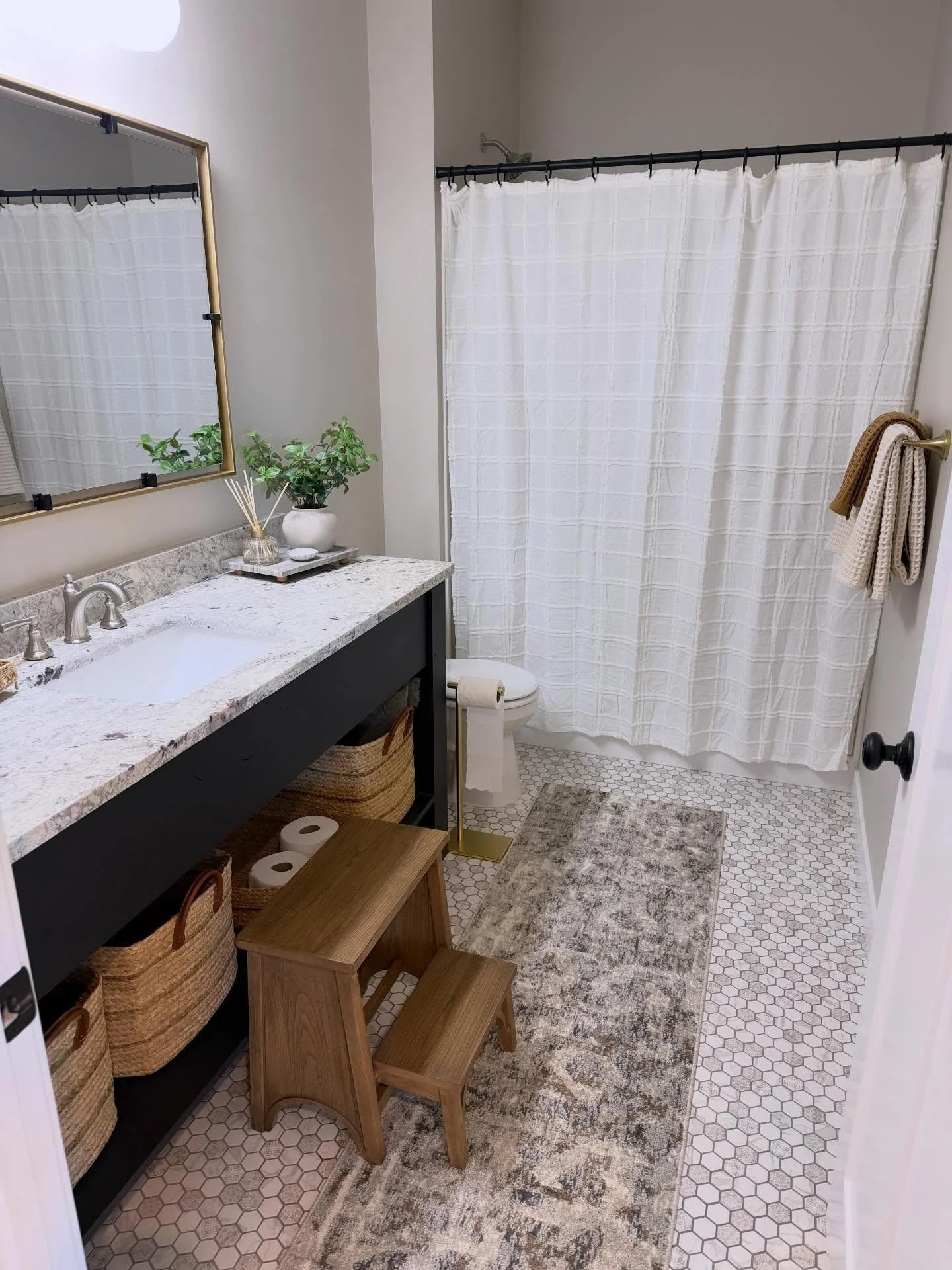 A bathroom refresh ✨Large bins under open vanities give you a place to hide cleaning supplies, extra linens, and space for guests to put toiletries when the visit. 
.
.
.
#nestingsimply #homedecor #homeorganization