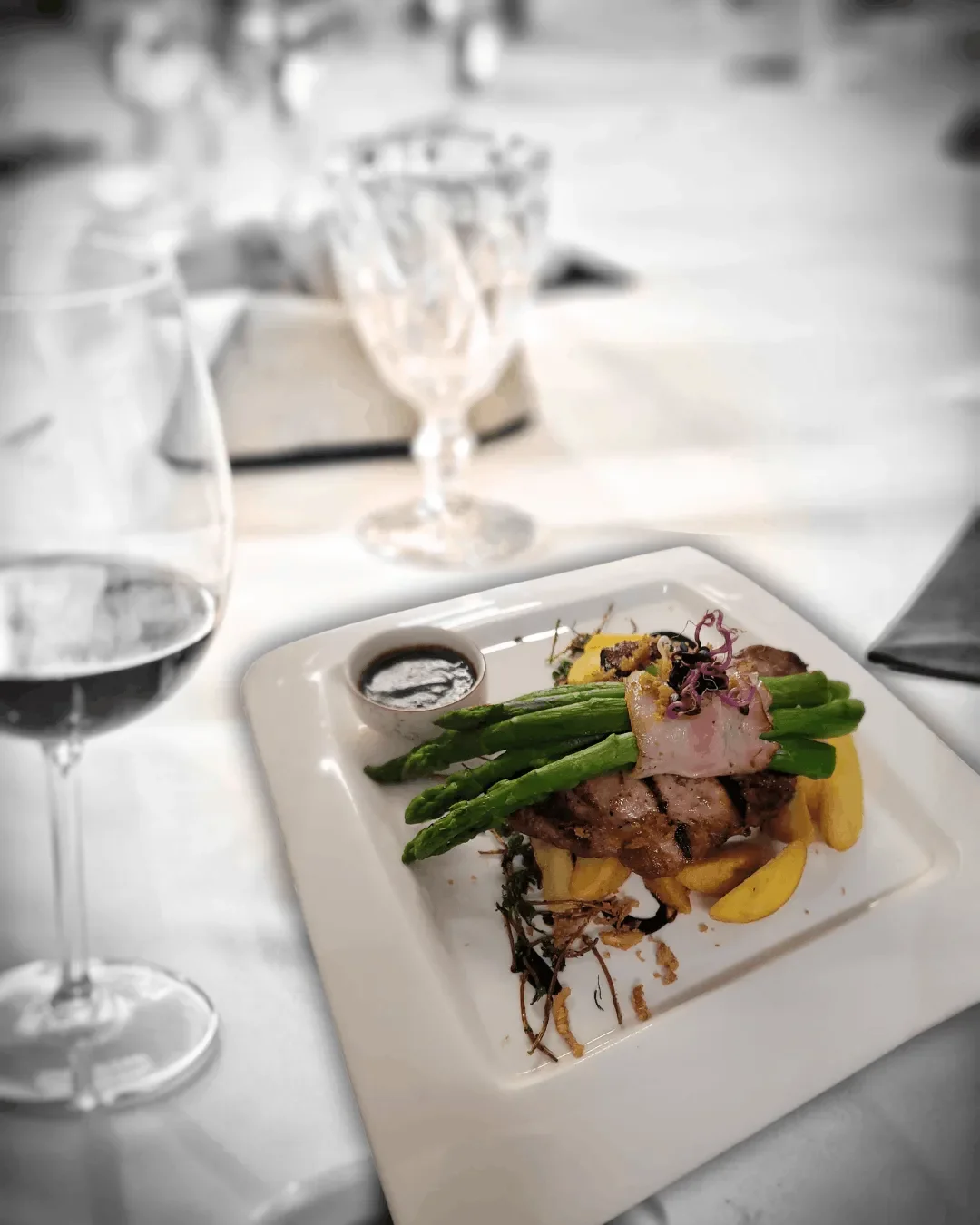 19 amžius restoranas gardūs patiekalai.webp