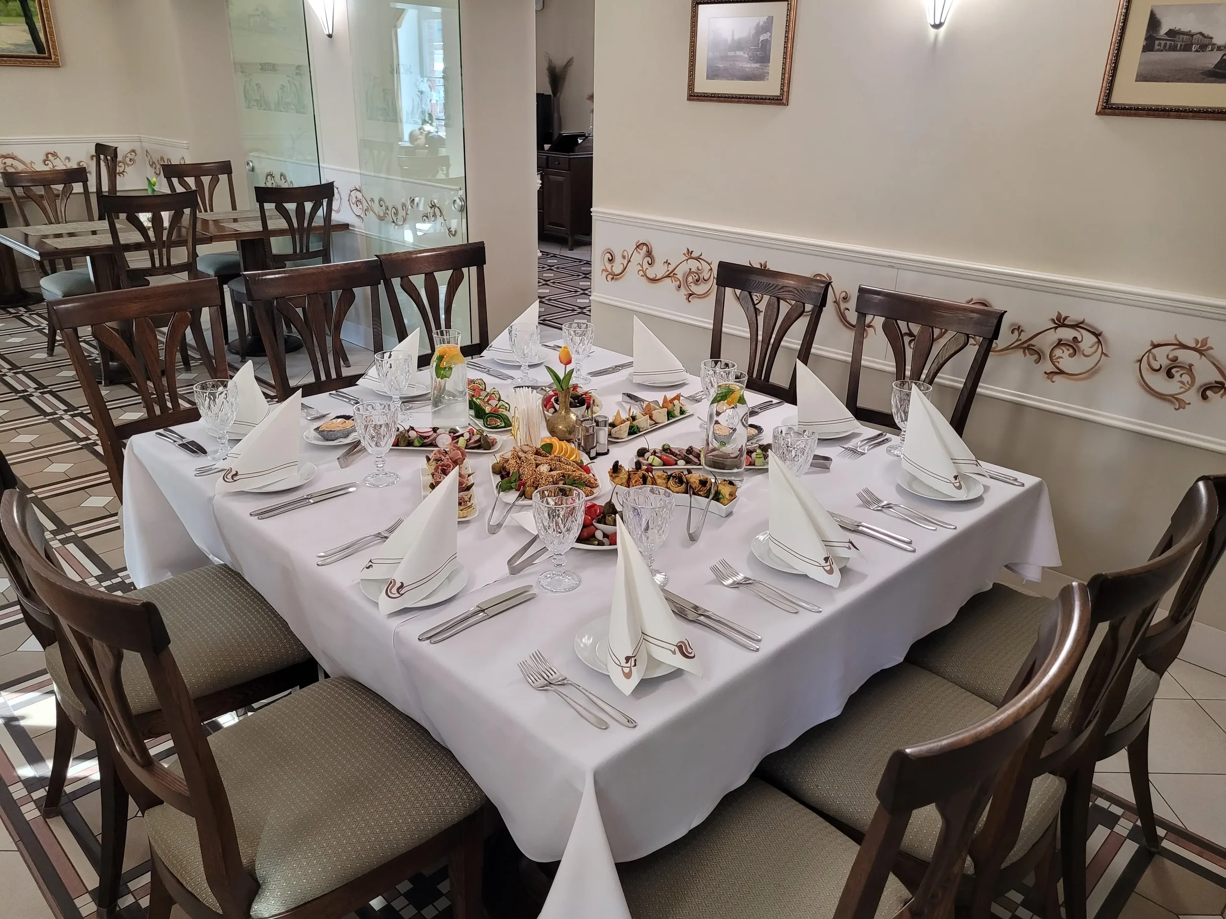 Prabangus apvalus stalas su šaltų užkandžių asorti, paruoštas šventei restorane „XIX amžius“.