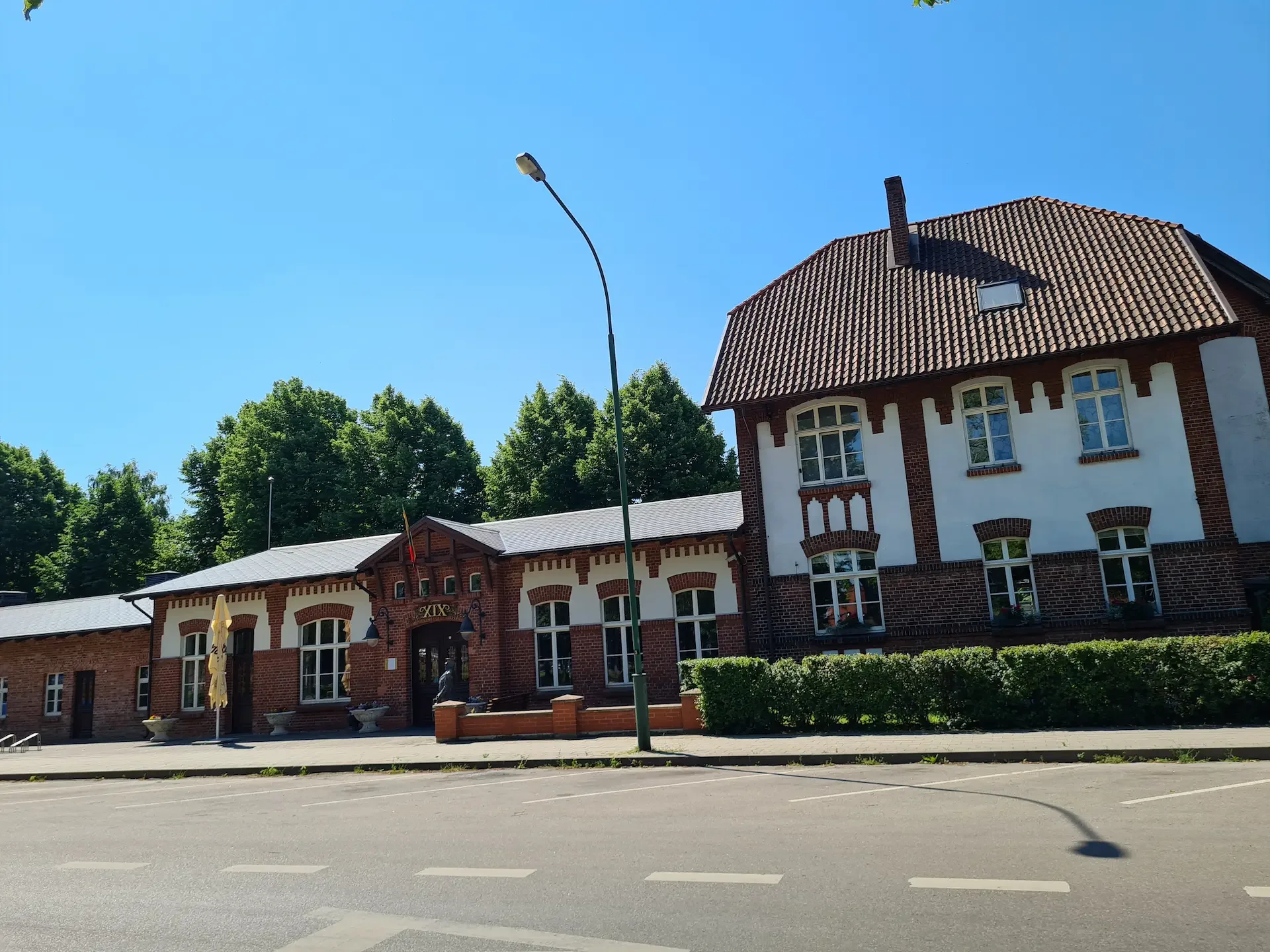 Restauruotas raudonų plytų stoties kompleksas, tapęs šeimos restoranu „XIX amžius“.