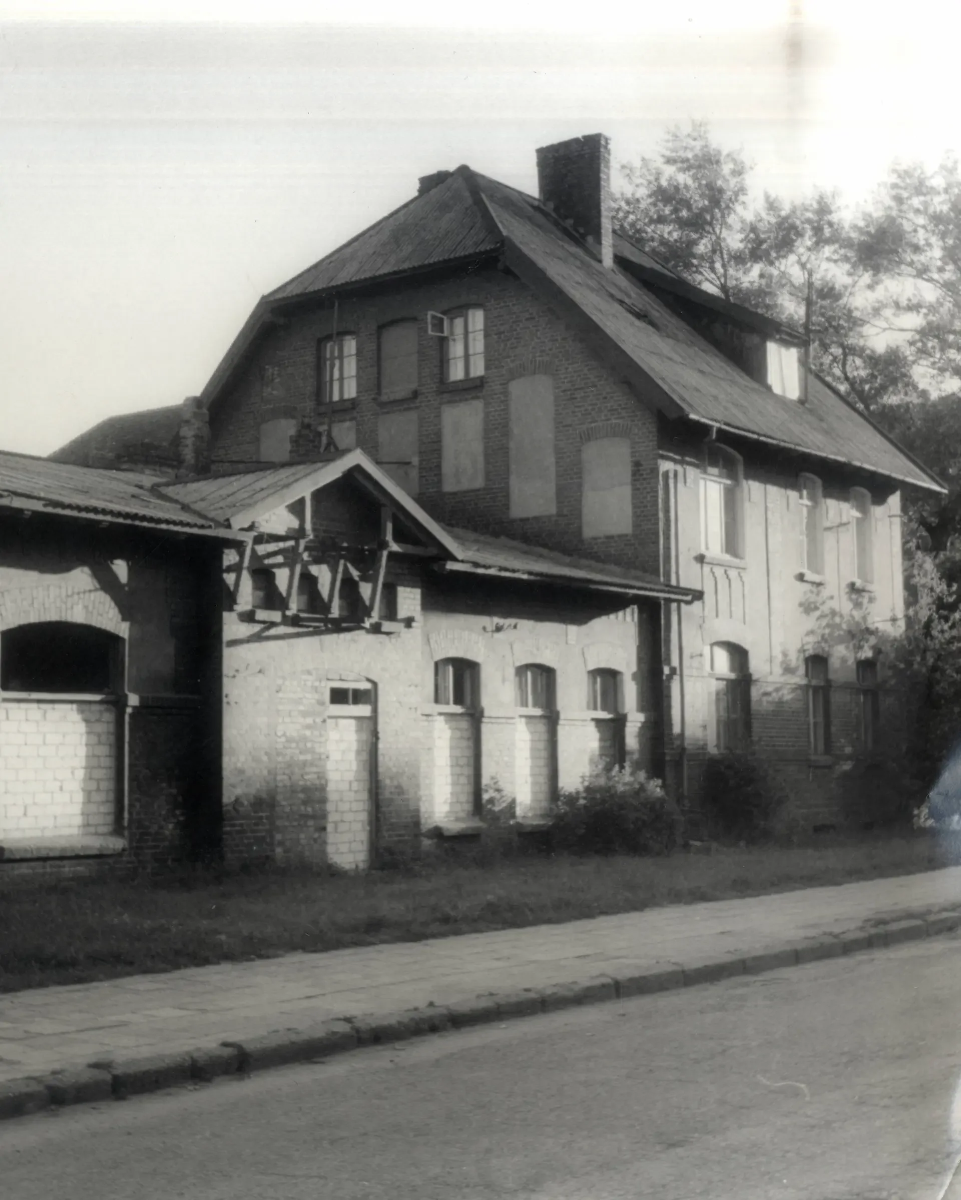 Apleistas istorinis raudonų plytų pastatas Klaipėdoje prieš atstatymą restorano reikmėms.