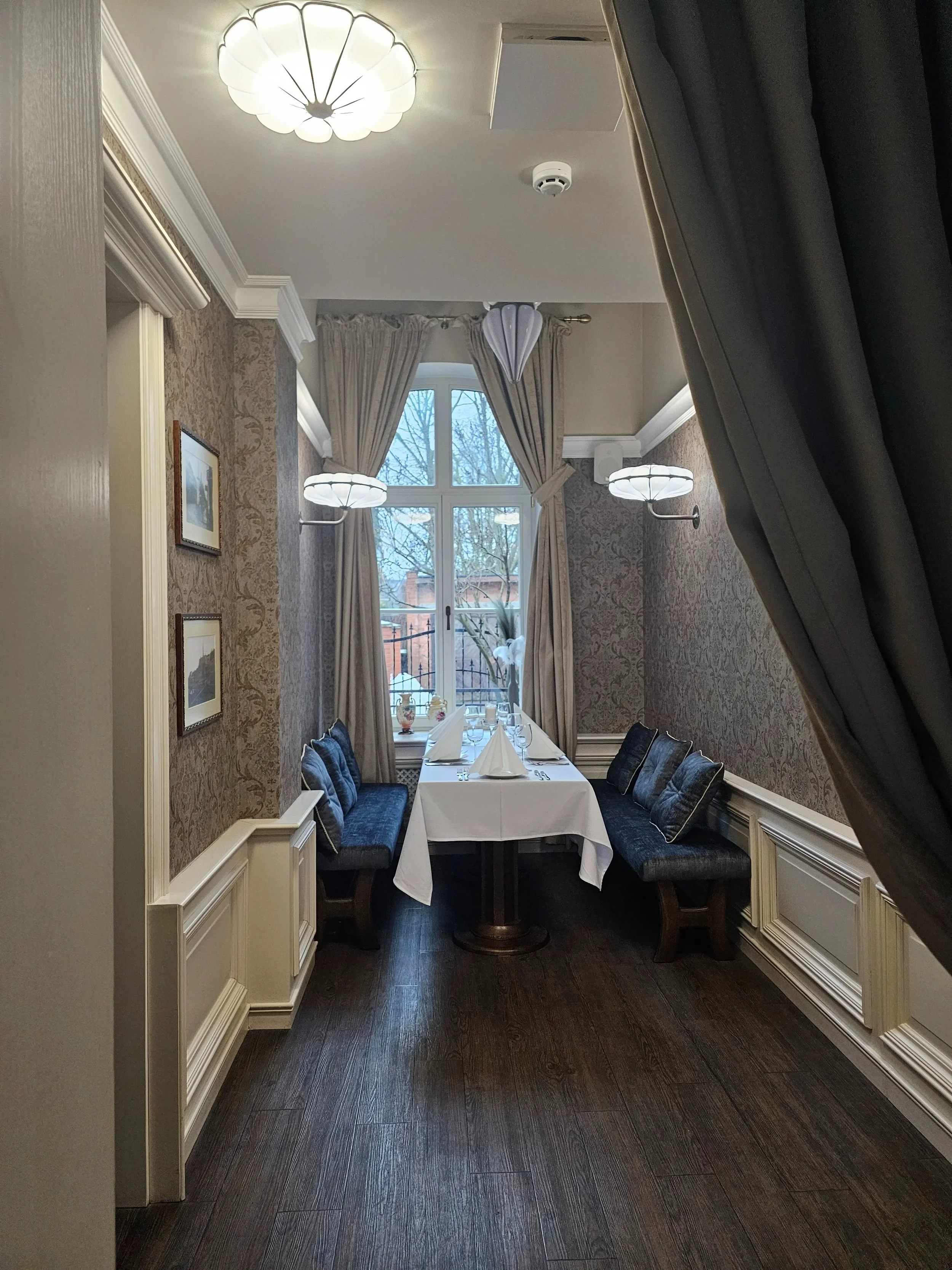 Jauki restorano niša su minkštasuoliais ir paserviruotu stalu romantiškai vakarienei.