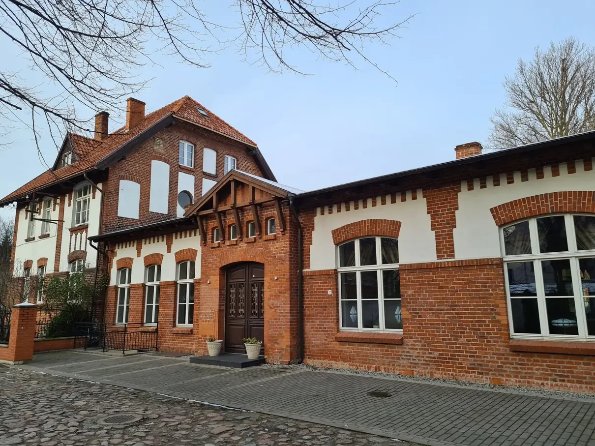 Didelis, restauruotas raudonų plytų paveldo pastatas Klaipėdoje, kuriame įsikūręs restoranas.