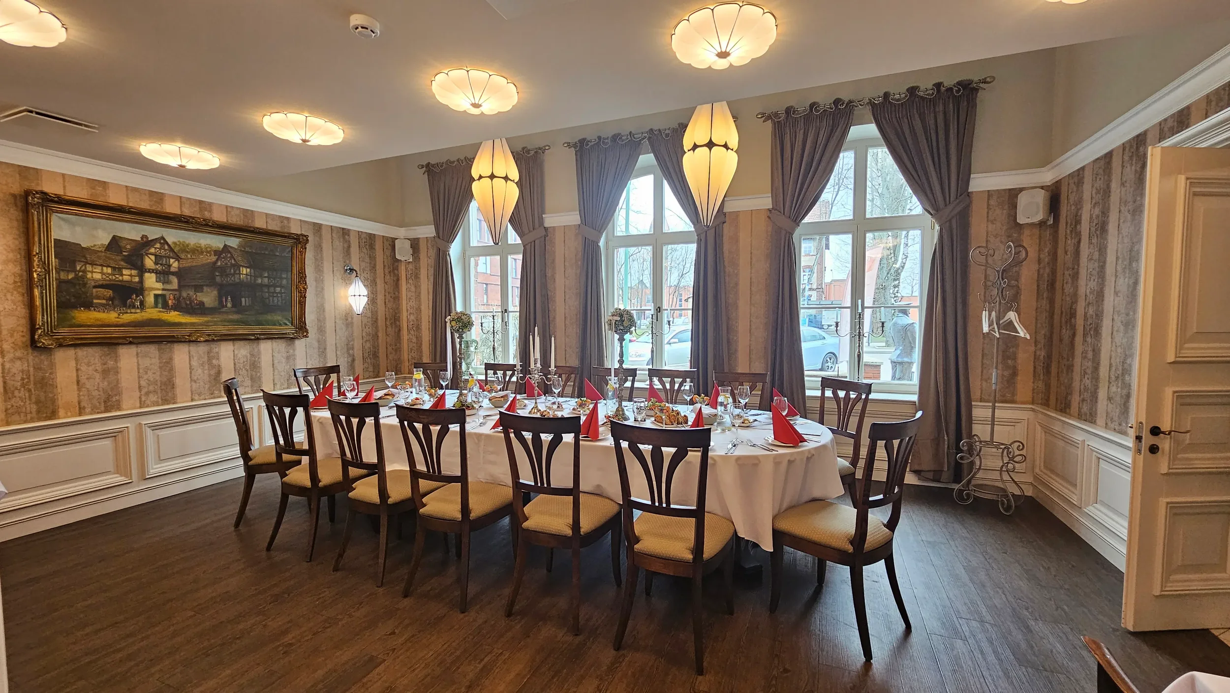 Prabangiai paserviruotas stalas didelei šventei restorane „XIX amžius“ Klaipėdoje.