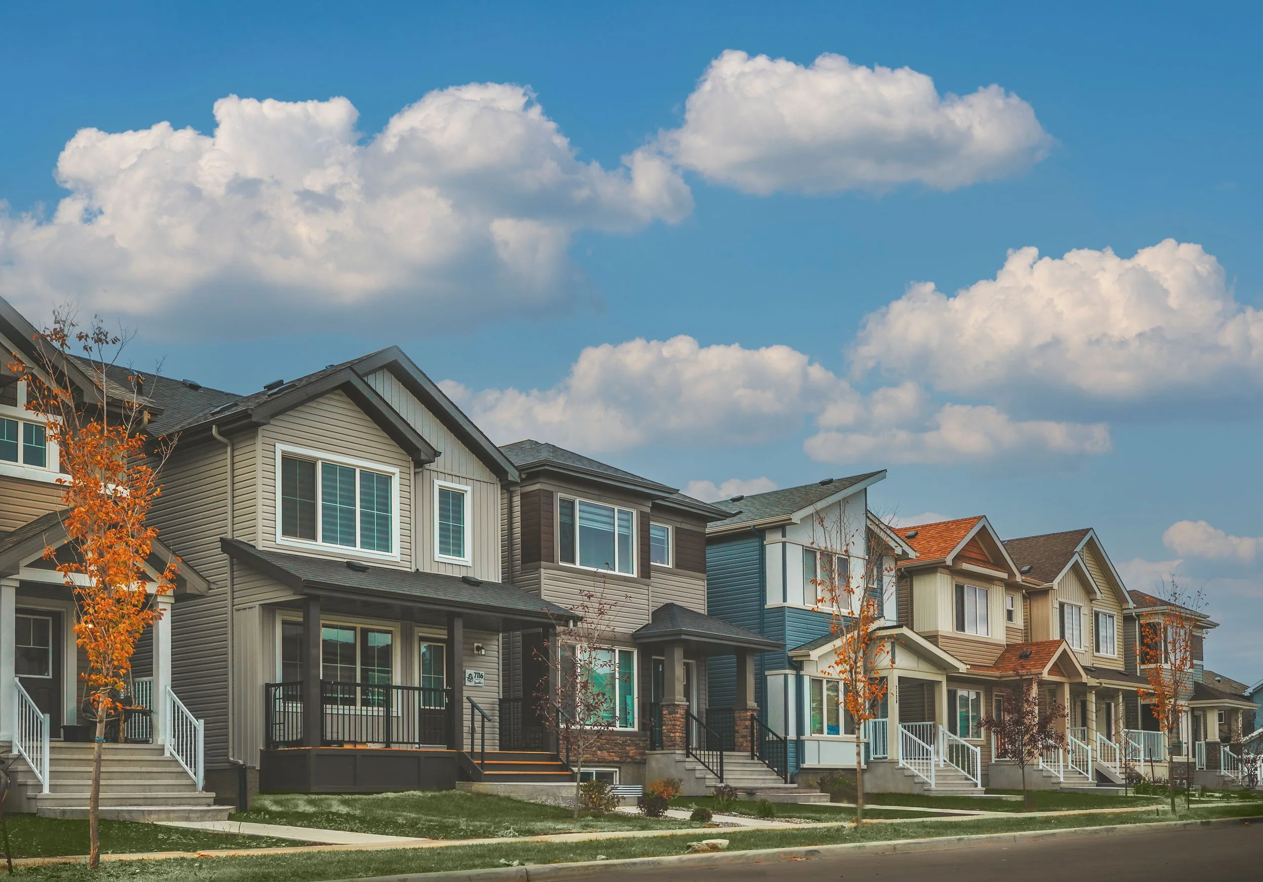 Row of modern homes along a walkway in Le Rêve in Beaumont, AB