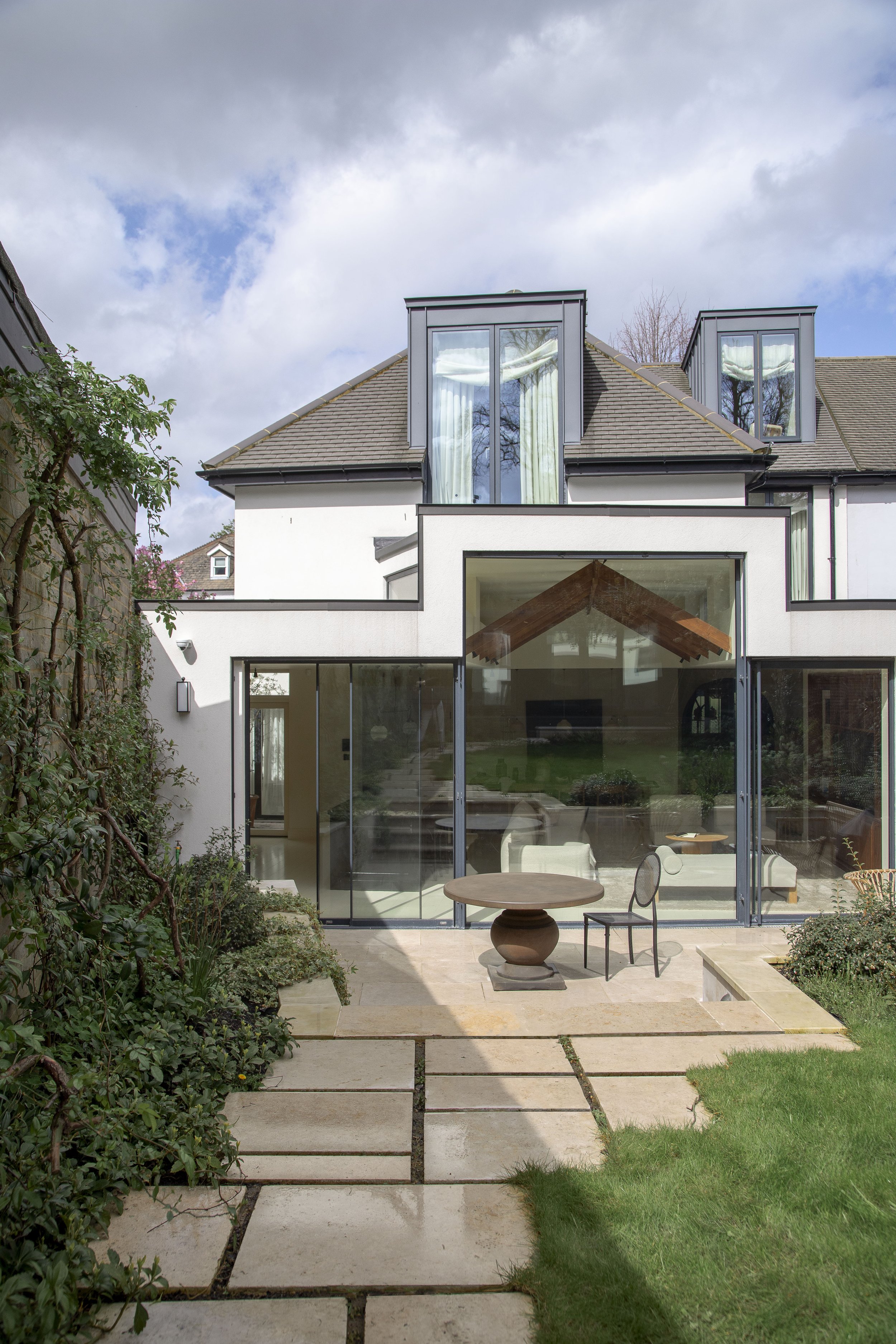 omicron iota Carmine House.jpg