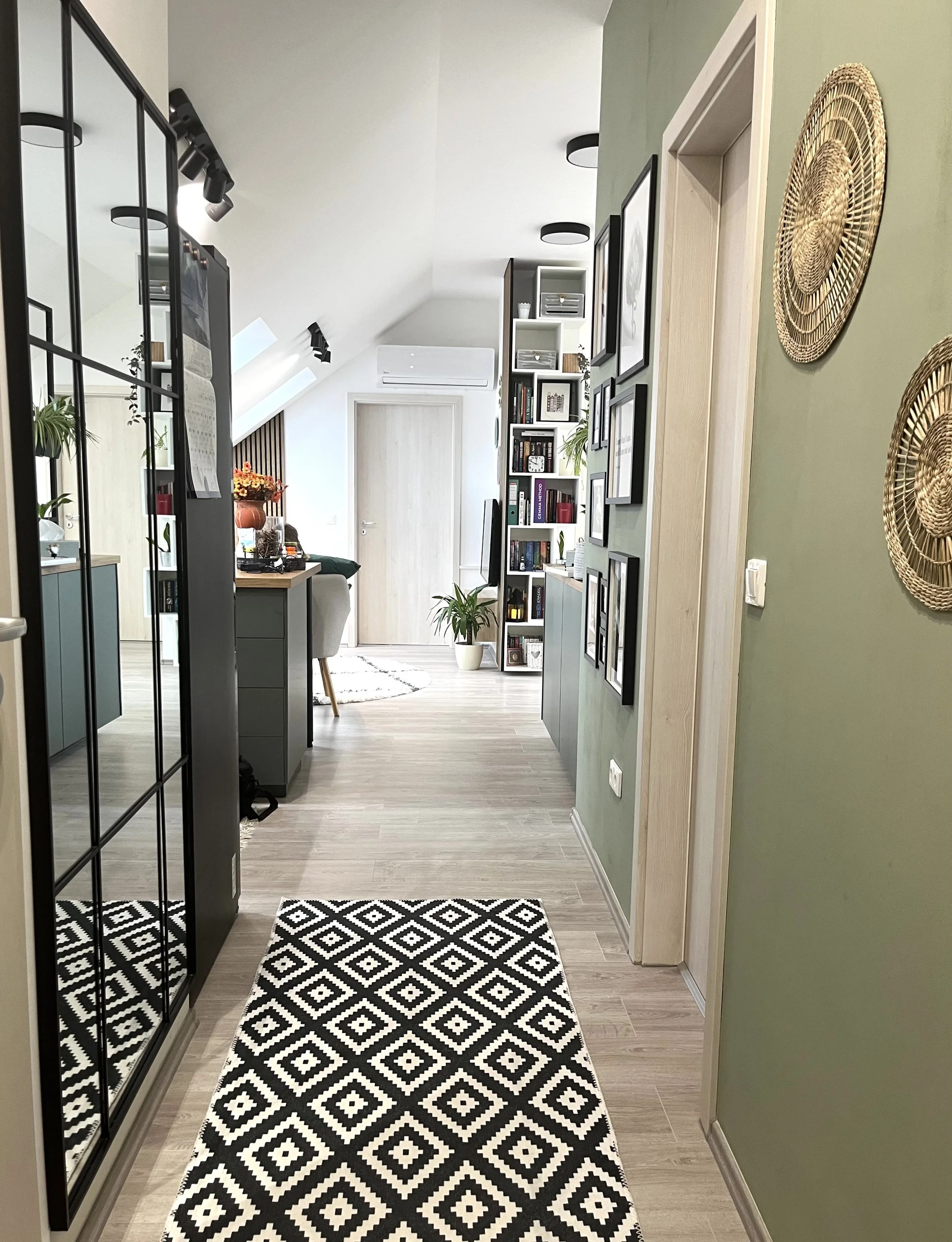 Veszprém - tetőtéri lakás előszoba