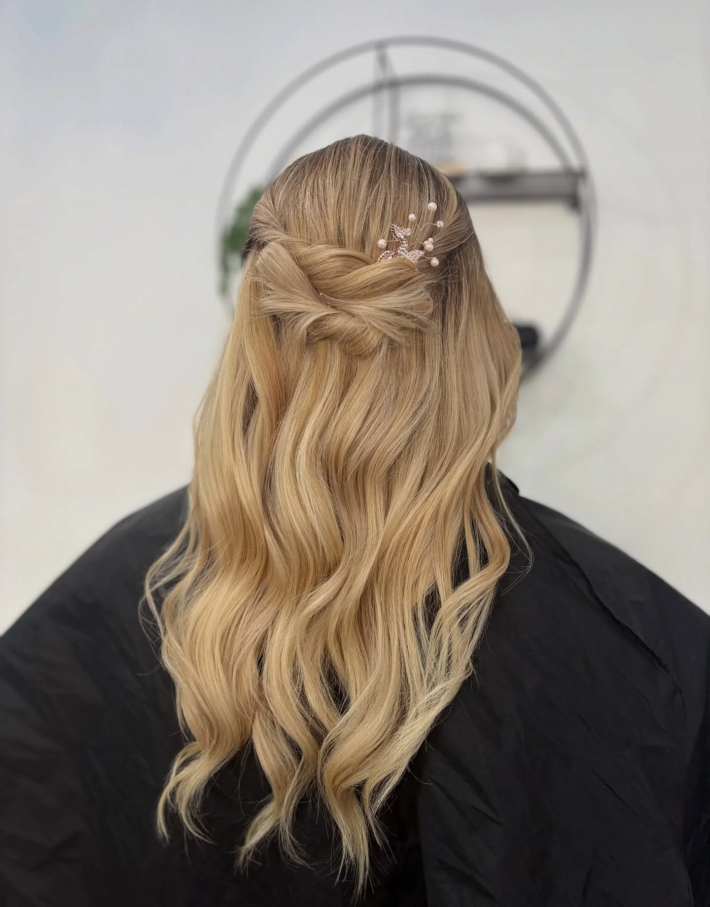 𝑾𝒆𝒅𝒅𝒊𝒏𝒈 𝑮𝒖𝒆𝒔𝒕 𝑯𝒂𝒍𝒇 𝑼𝒑 𝑫𝒐🎀
&bull;
&bull;
#edinburgh #edinburghhairstylist #edinburghsalon #edinburghhairdresser #hairup