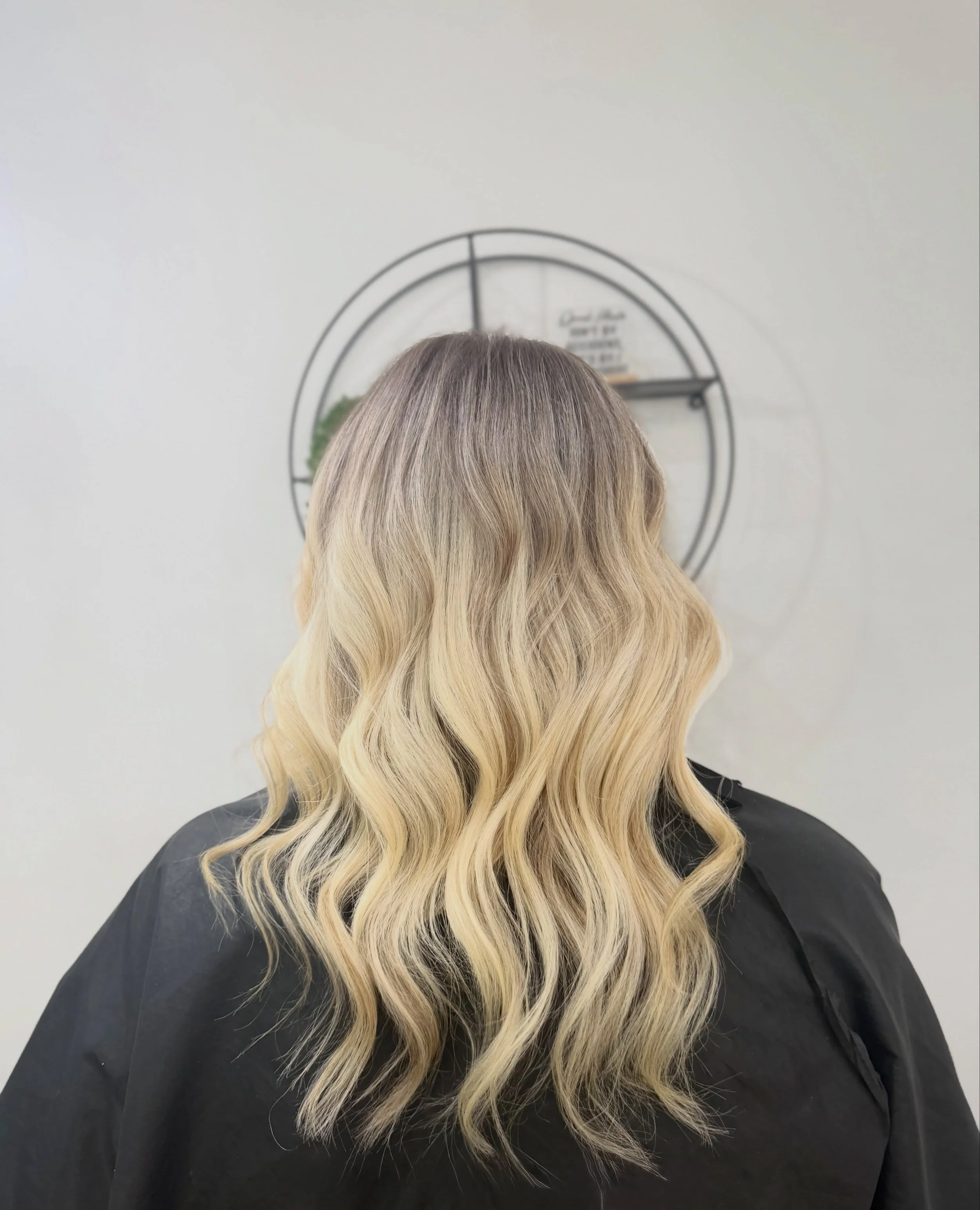 Creamy vanilla lived-in blonde ✨
&bull;
#edinburgh #edinburghhairdresser #livedinhaircolor #balayage #creamyblonde