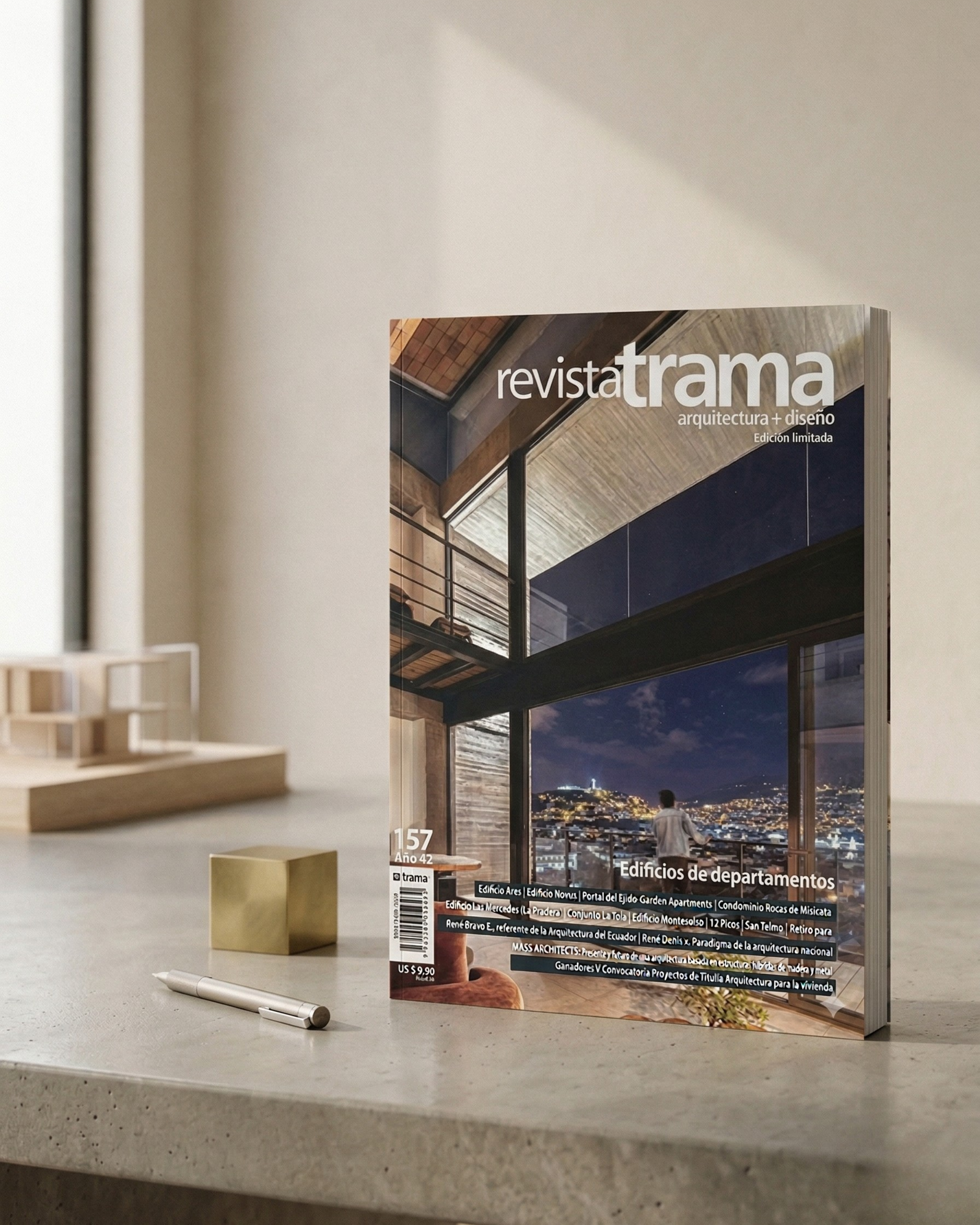 Revista de arquitectura y diseño titulada 'revista trama', con una foto de un edificio moderno con vistas nocturnas de la ciudad del lado del mar. Incluye artículos sobre edificios de departamentos y arquitectura en Ecuador.