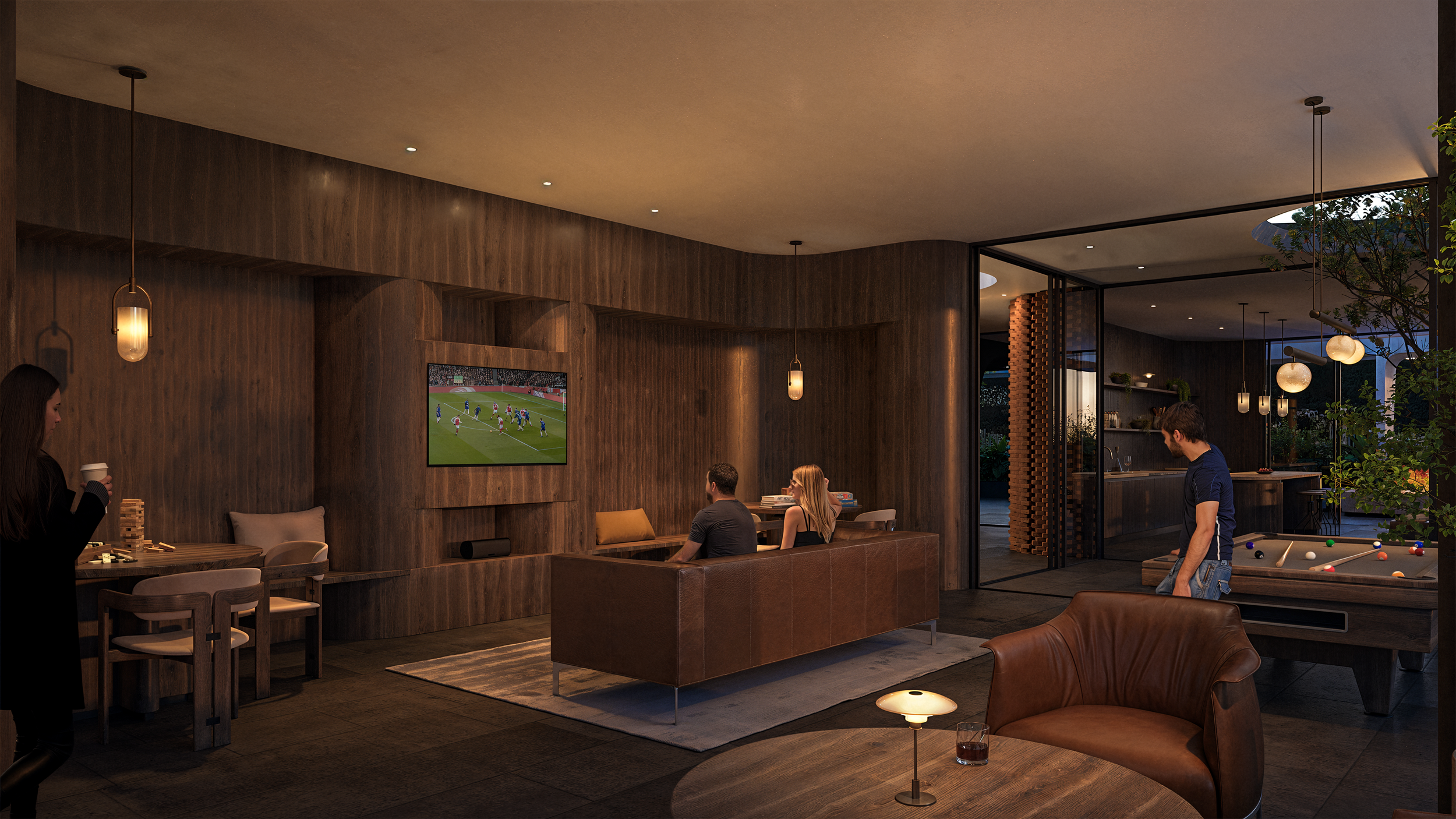 Sala de estar moderna con madera oscura, personas viendo un partido de fútbol en pantalla grande, una persona jugando billar, y otras personas socializando con bebidas.