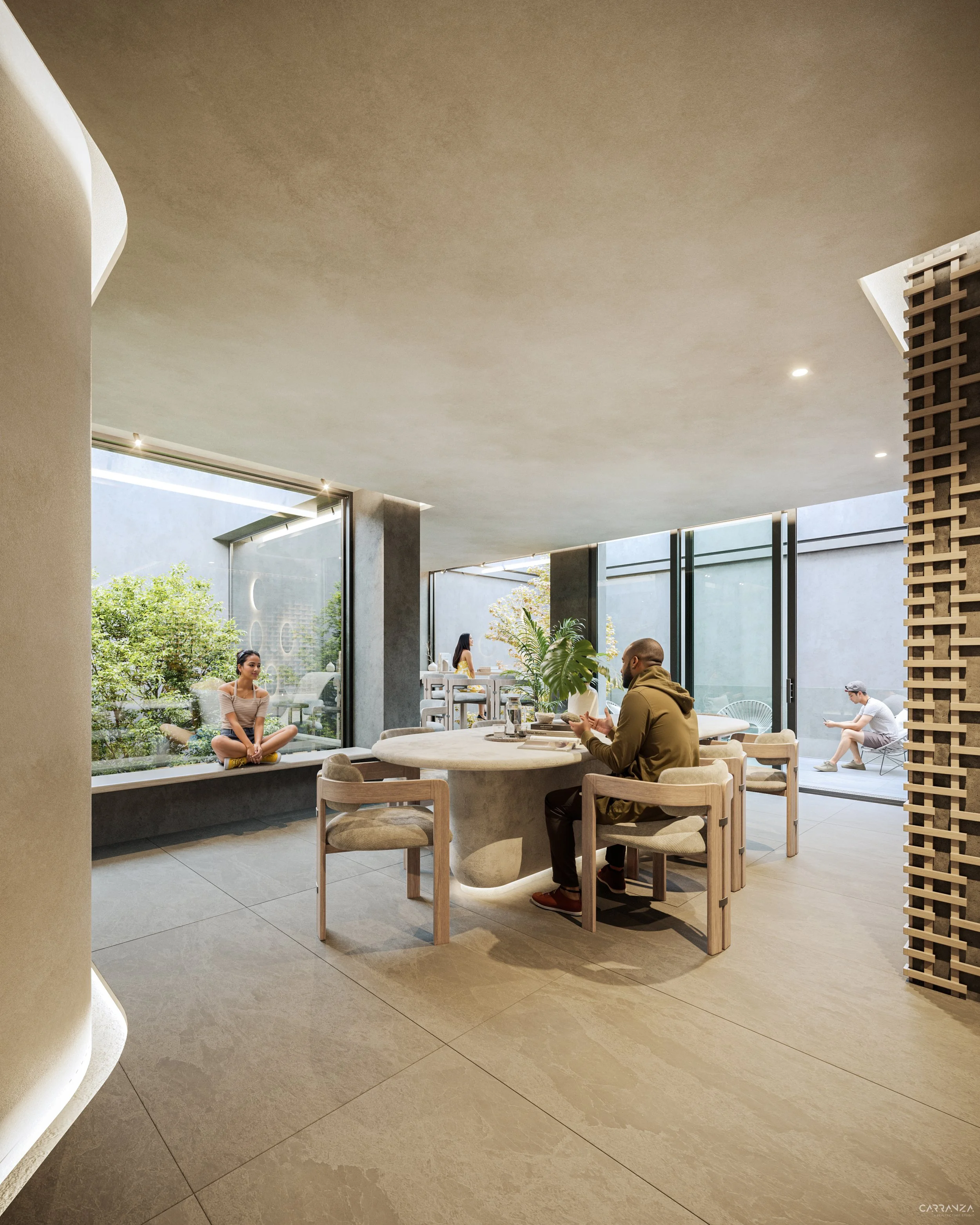 Interior de una sala moderna con personas: una mujer en una ventana de esquina, un hombre en una mesa leyendo, y una persona en el fondo en un patio exterior. La sala tiene paredes de cristal, muebles de madera y plantas decorativas.