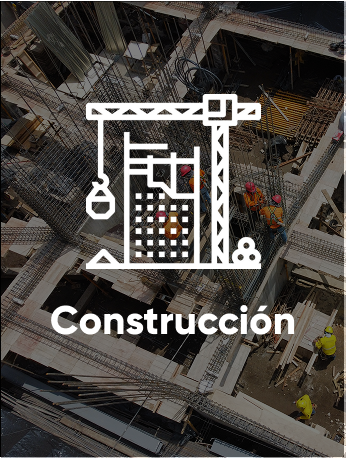 Vista aérea de una construcción en progreso con estructura de acero y trabajadores con equipo de seguridad, sobre una grúa y andamios.