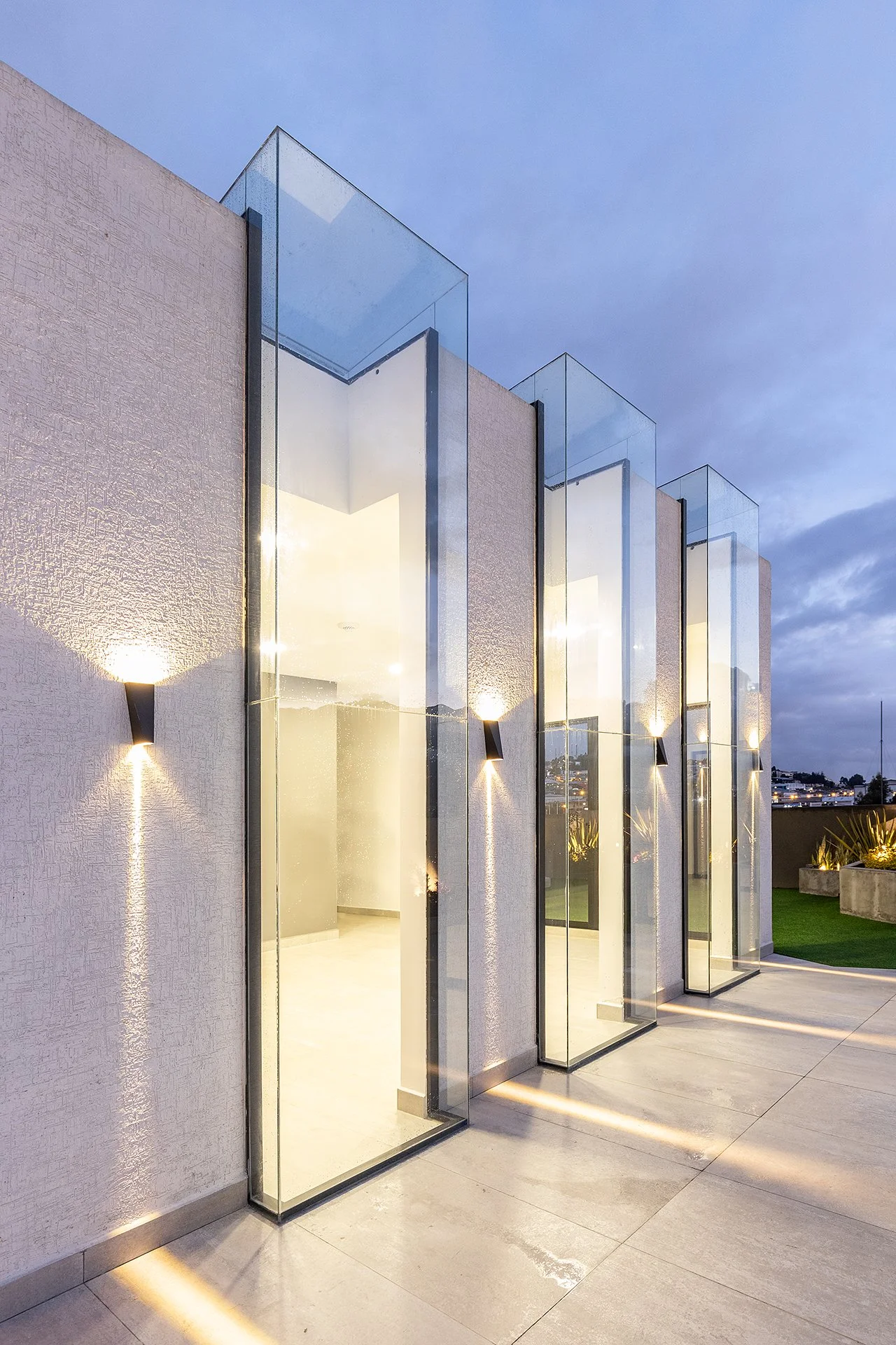 Fachada moderna con ventanas de vidrio y luces exteriores en un edificio