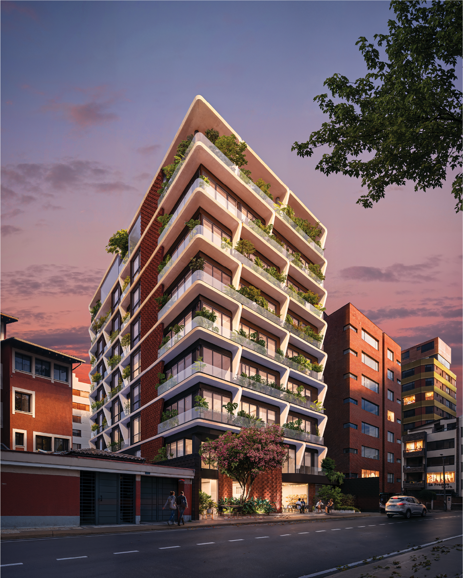 Edificio moderno de varios pisos con balcones llenos de plantas, en una ciudad al atardecer.