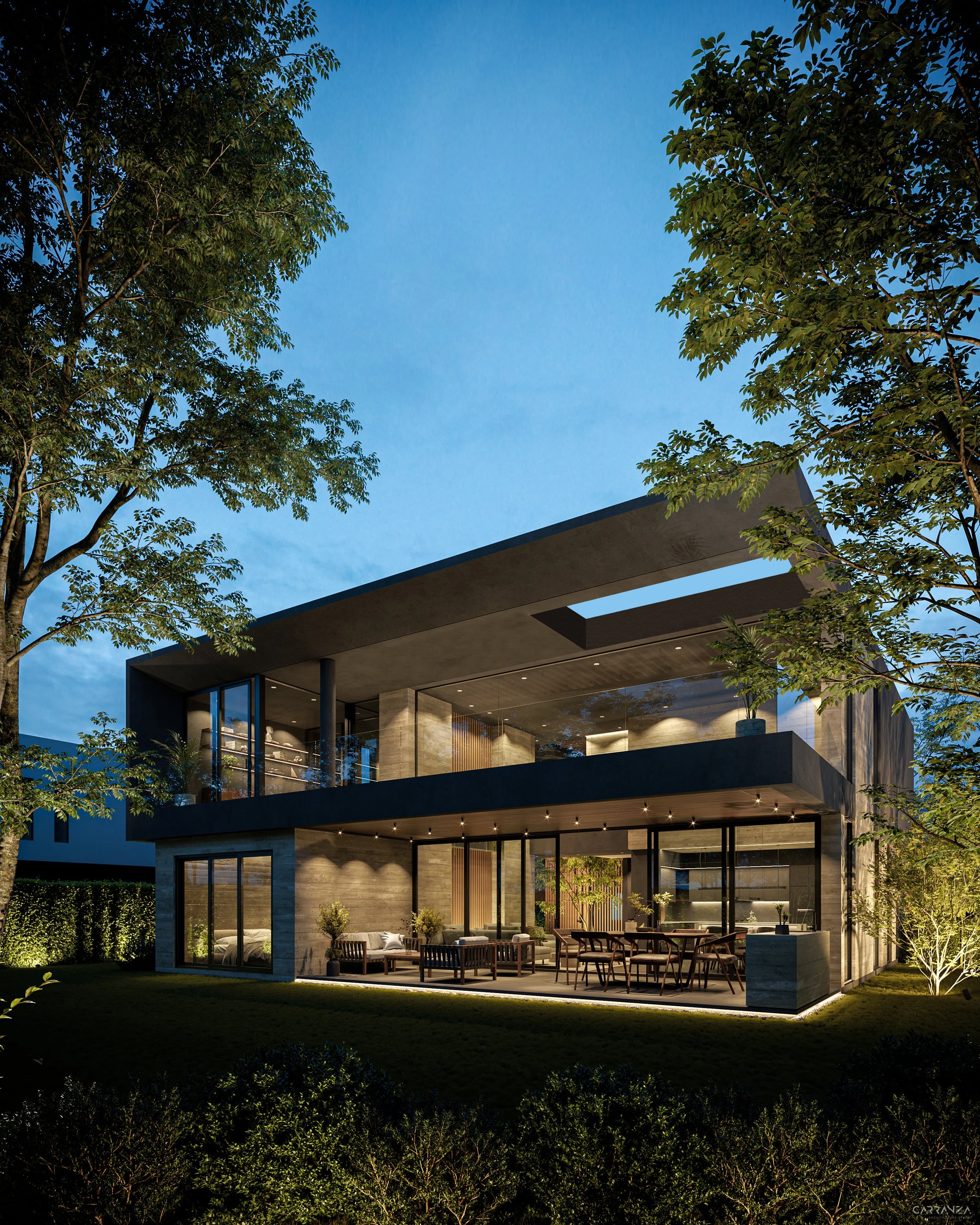 Casa moderna de dos pisos con amplios ventanales en un entorno con árboles y césped, iluminada en la noche.