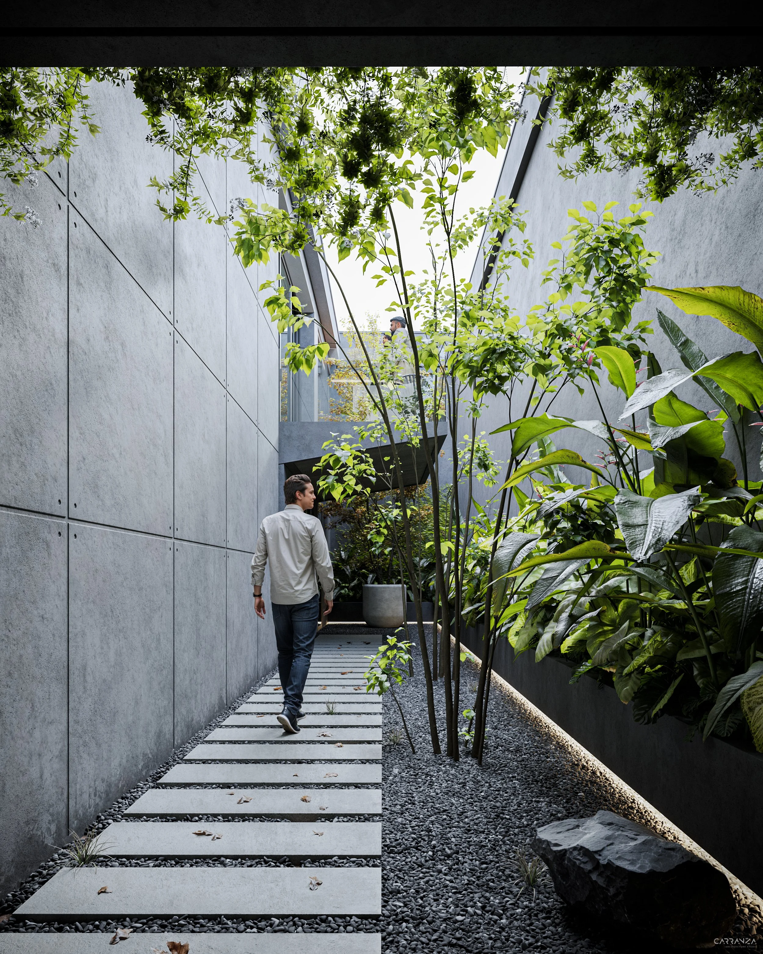 Joven caminando por un pasillo de jardín en un edificio modernista con paredes de concreto y plantas verdes