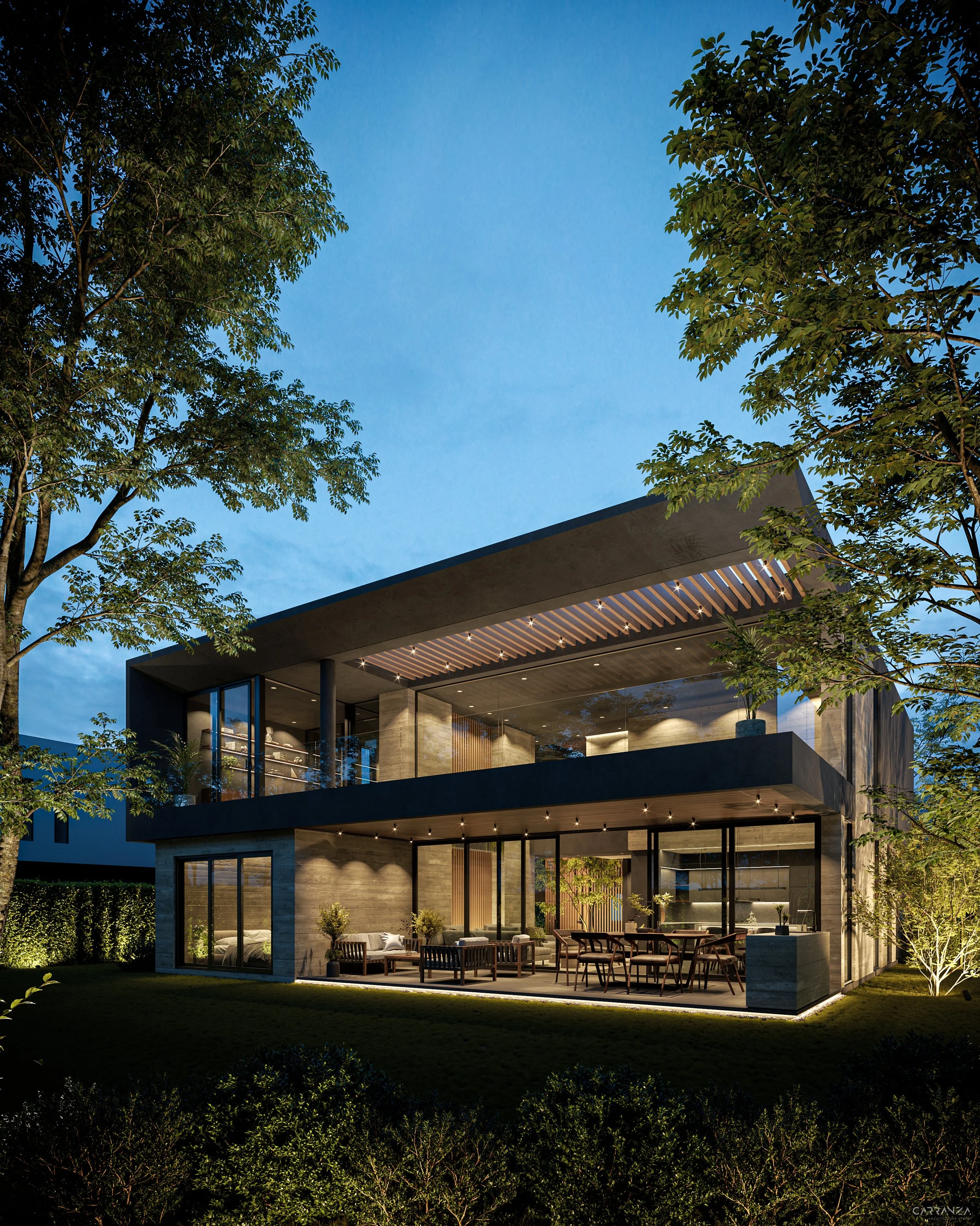 Casa moderna de dos pisos con grandes ventanas de vidrio, iluminada en la noche, rodeada de árboles y arbustos.