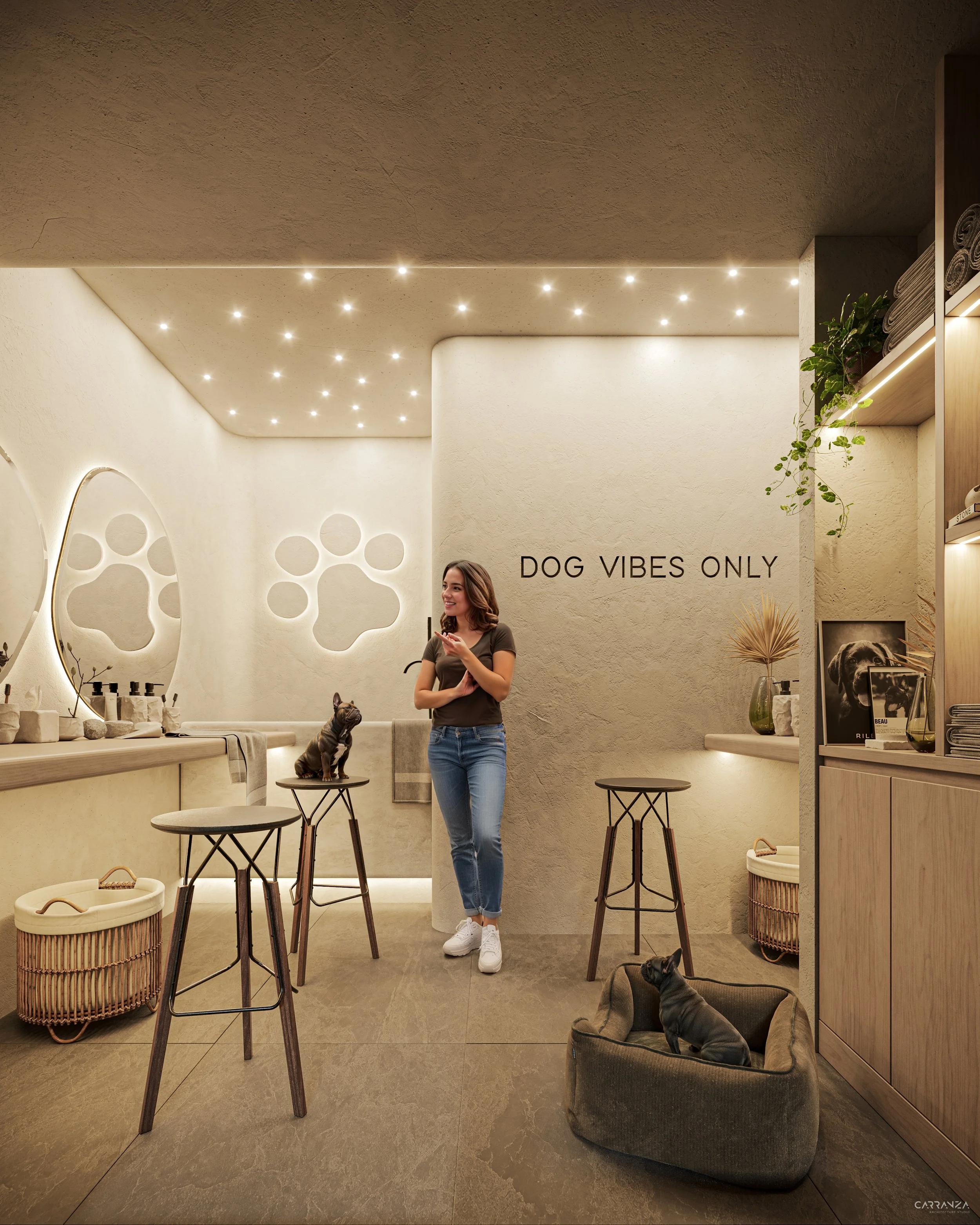 Interior de una tienda para perros con decoración moderna en tonos beige y madera, con espejos con marco de luz, varias estanterías con toallas y plantas, una mujer sonriendo con dos perros, uno en una cama y otro en una mesa.