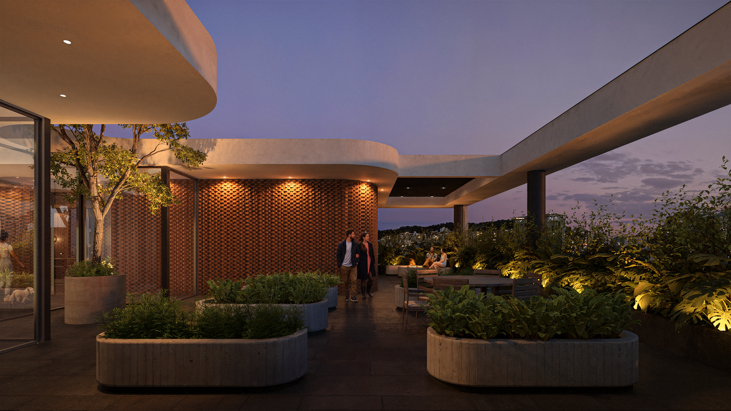 Terraza en la noche con plantas en macetas, personas conversando y un edificio moderno con iluminación cálida y cielo crepuscular.
