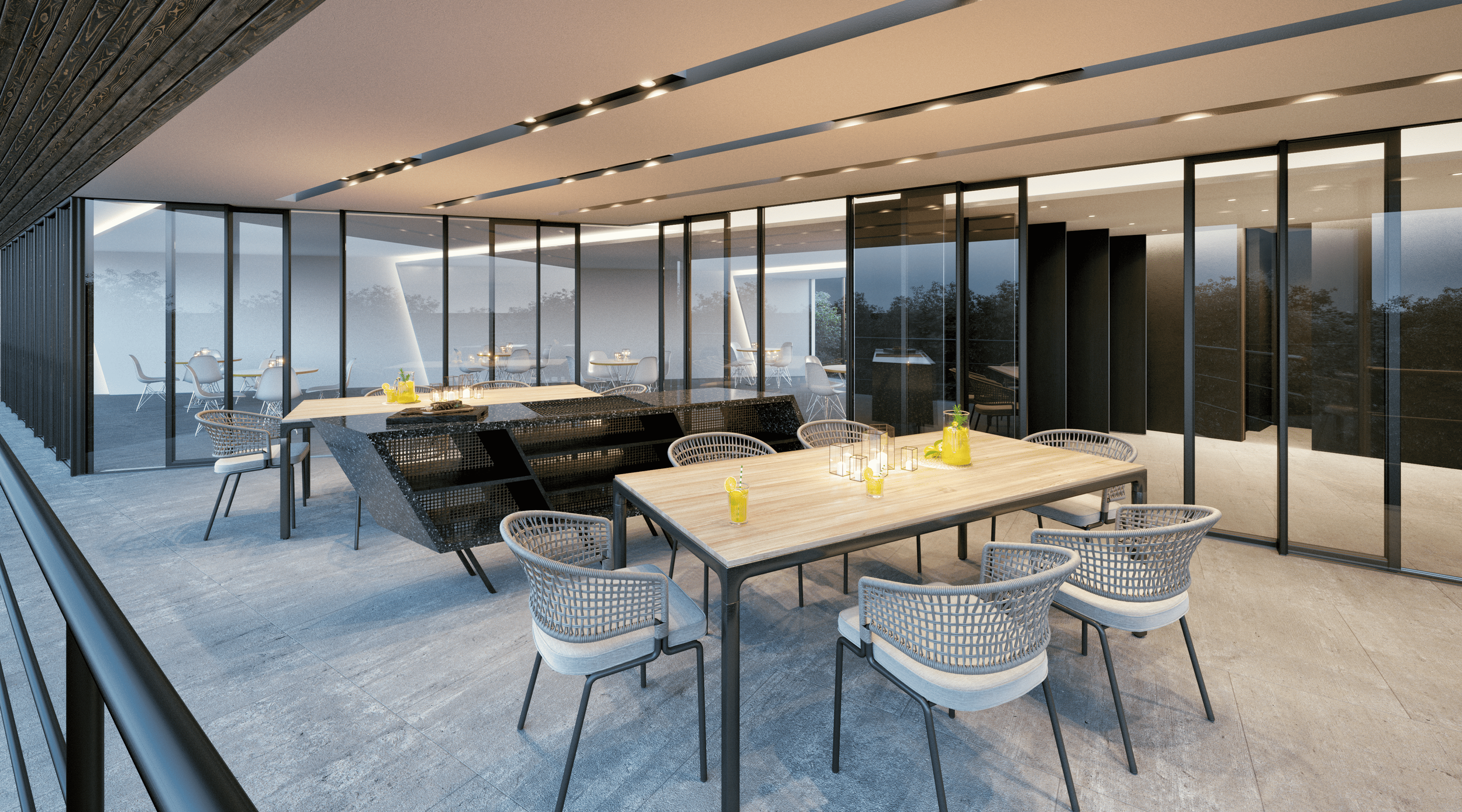 Terraza moderna con mesas de madera y sillas de mimbre, decorada con jarras y vasos con bebidas, rodeada de paredes de vidrio y vista hacia el exterior