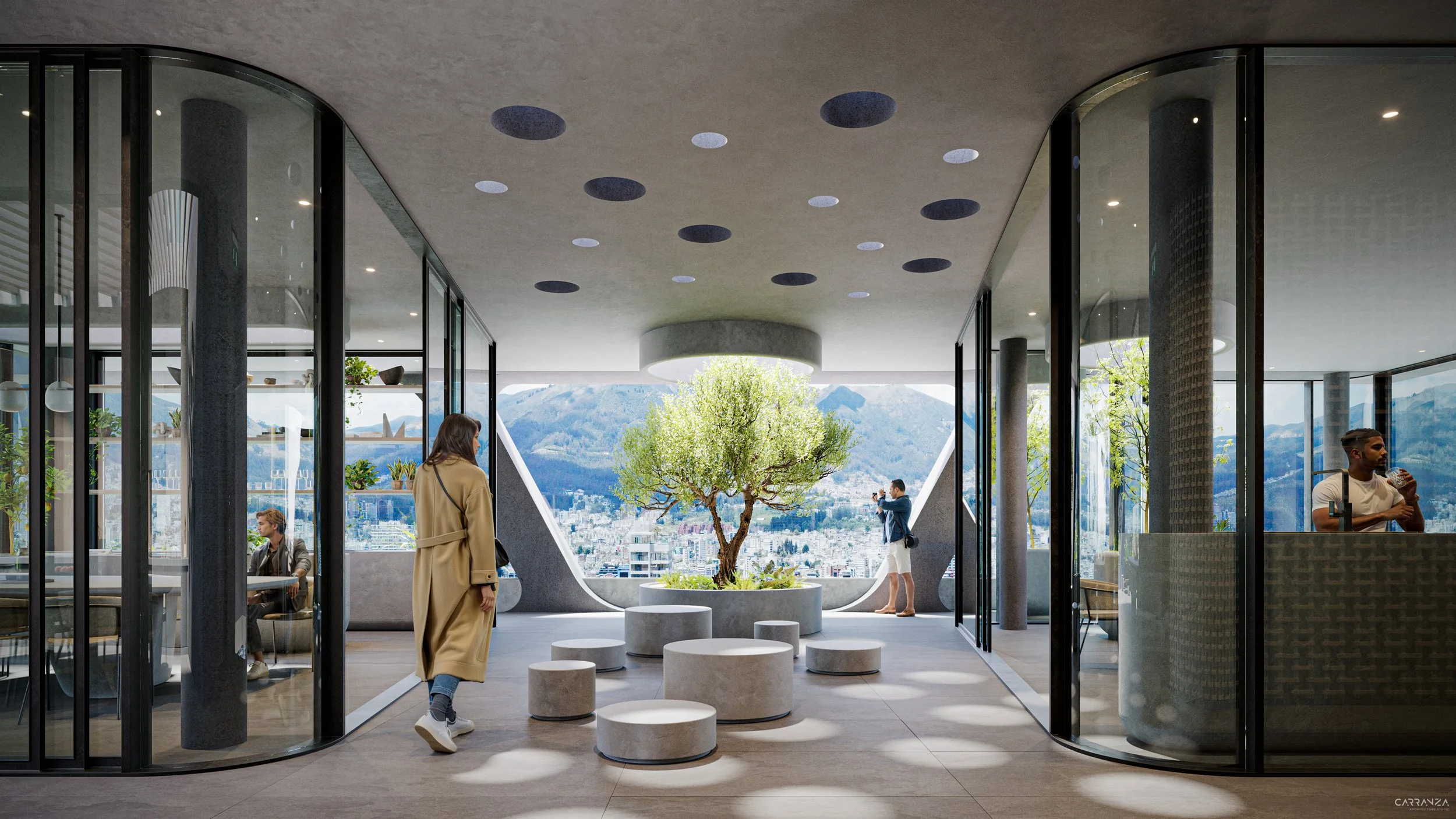 Interior moderno de un espacio con una gran ventana que muestra montañas y ciudad, con varias personas incluyendo una mujer con abrigo y hombres, algunos sentados en sillones y otros tomando fotos o comiendo.