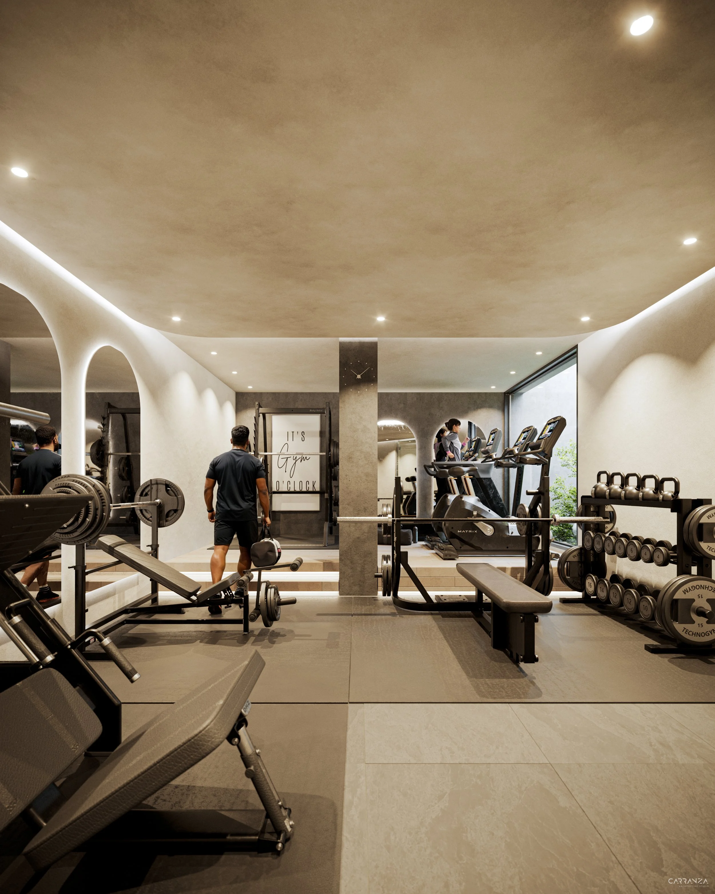 Interior de un gimnasio moderno con máquinas de ejercicio, pesas y personas entrenando.