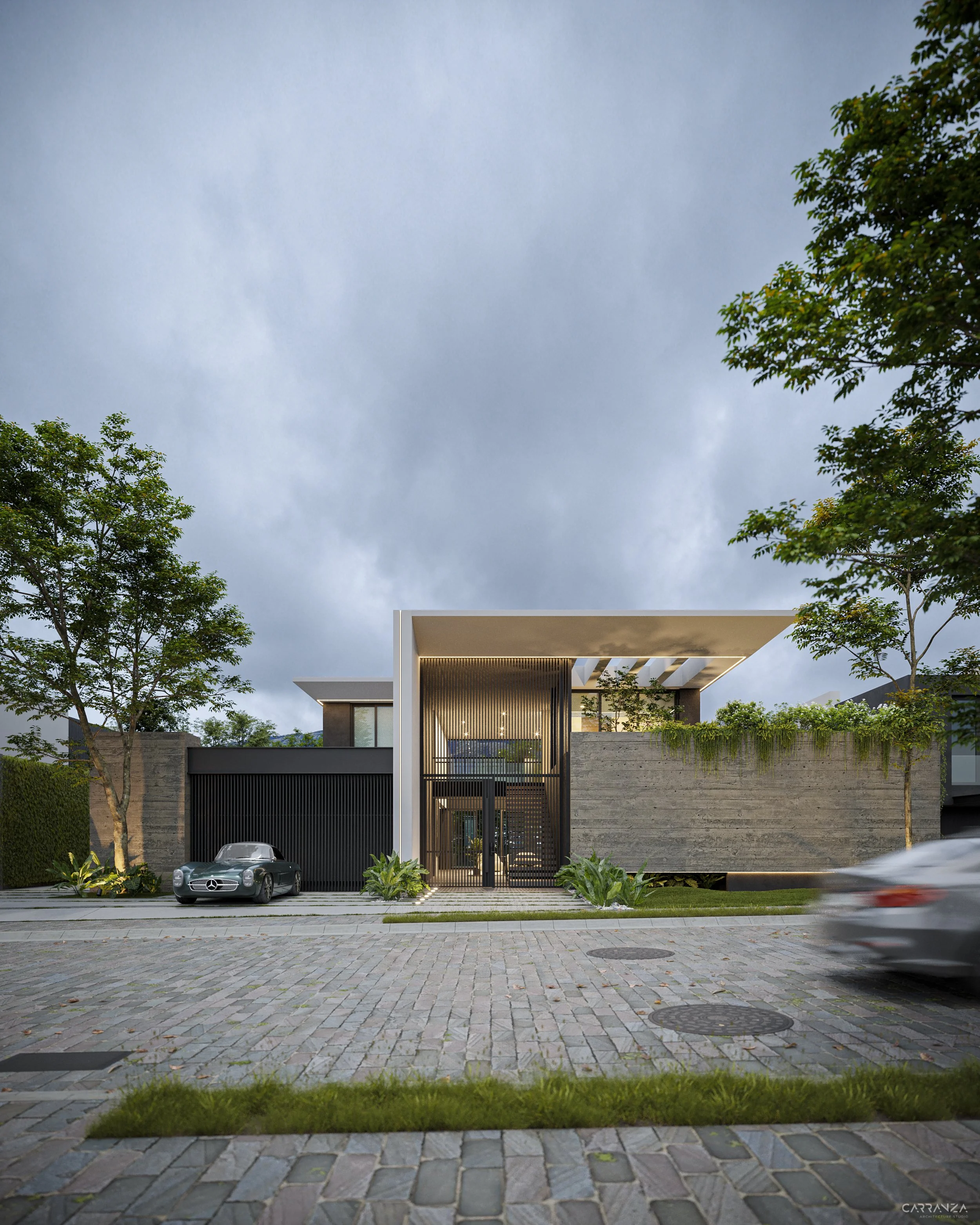 Vista frontal de una casa moderna con entrada principal, áreas verdes y coches estacionados en la calle, bajo un cielo nublado.