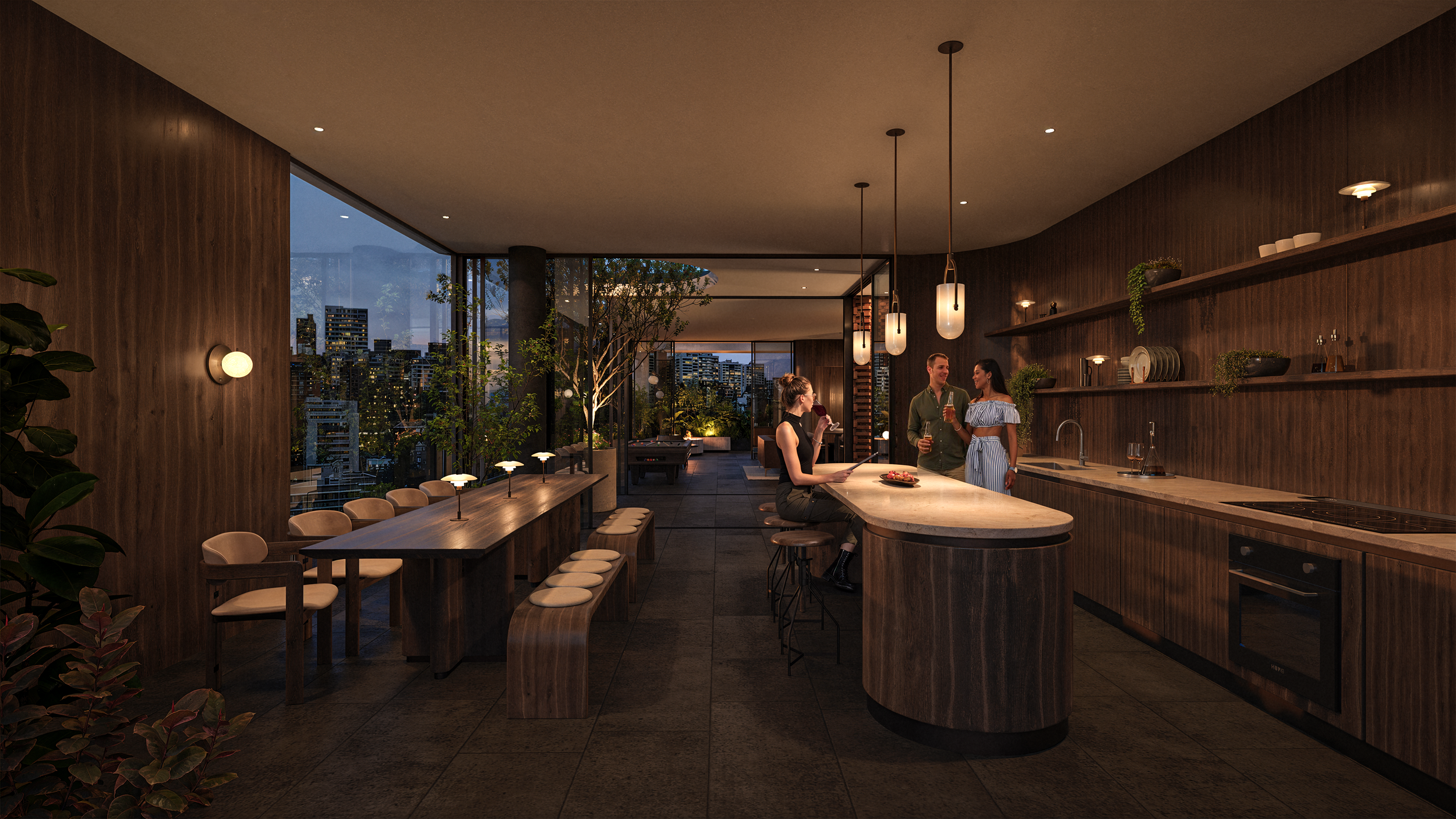 Interior de una moderna sala minimalista con paredes de madera, iluminada por lámparas colgantes y luces empotradas, con grandes ventanas que muestran una ciudad en la noche. Hay una mesa larga con sillas y una barra con taburetes, donde tres persona