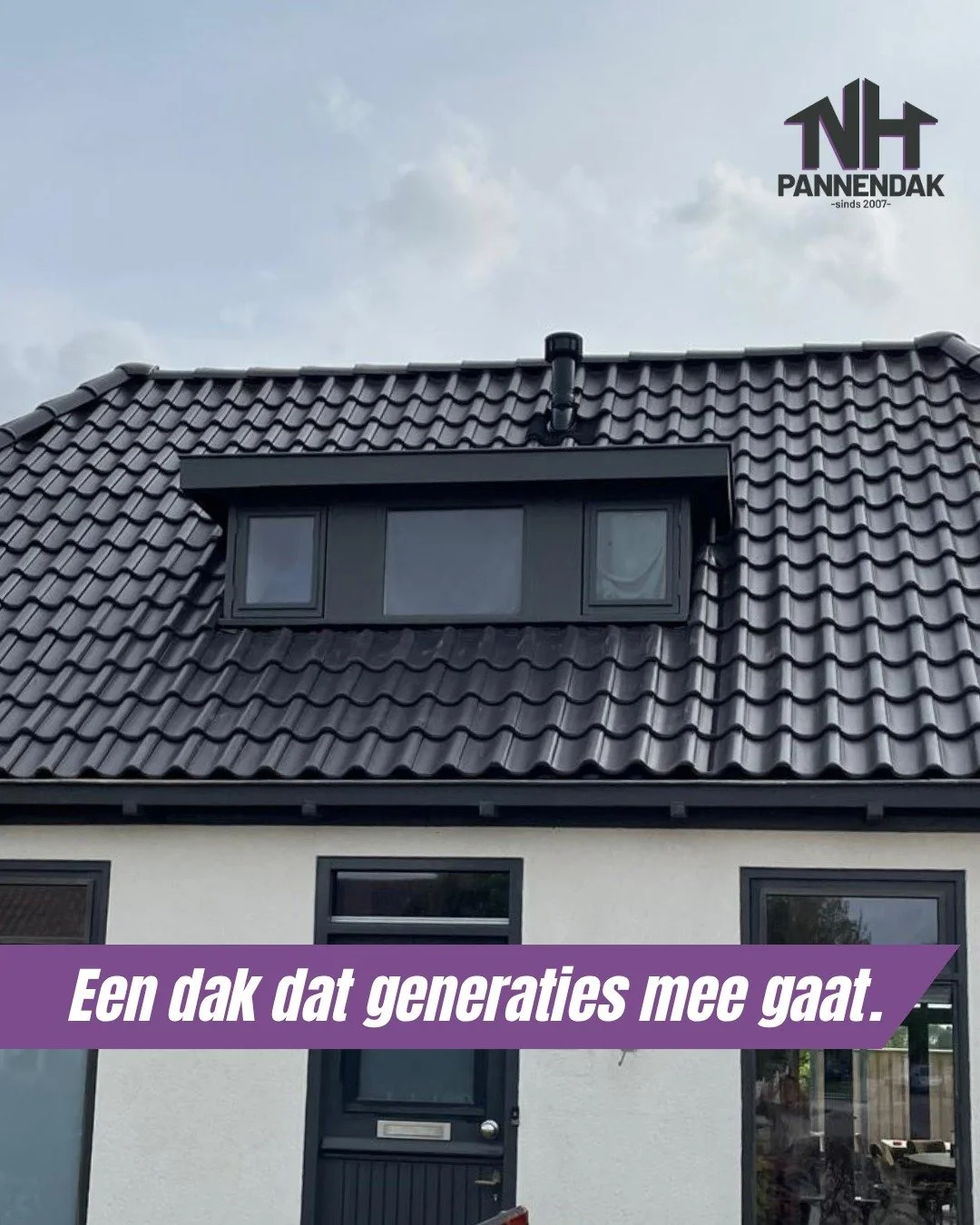 Een dak verandert niet alleen het aanzicht en de waarde van een huis, het bepaalt ook het gevoel van veiligheid. Deze woning kreeg een volledig nieuw pannendak en staat er nu weer strak en solide bij. Een mooi project, met precisie, ervaring en het o