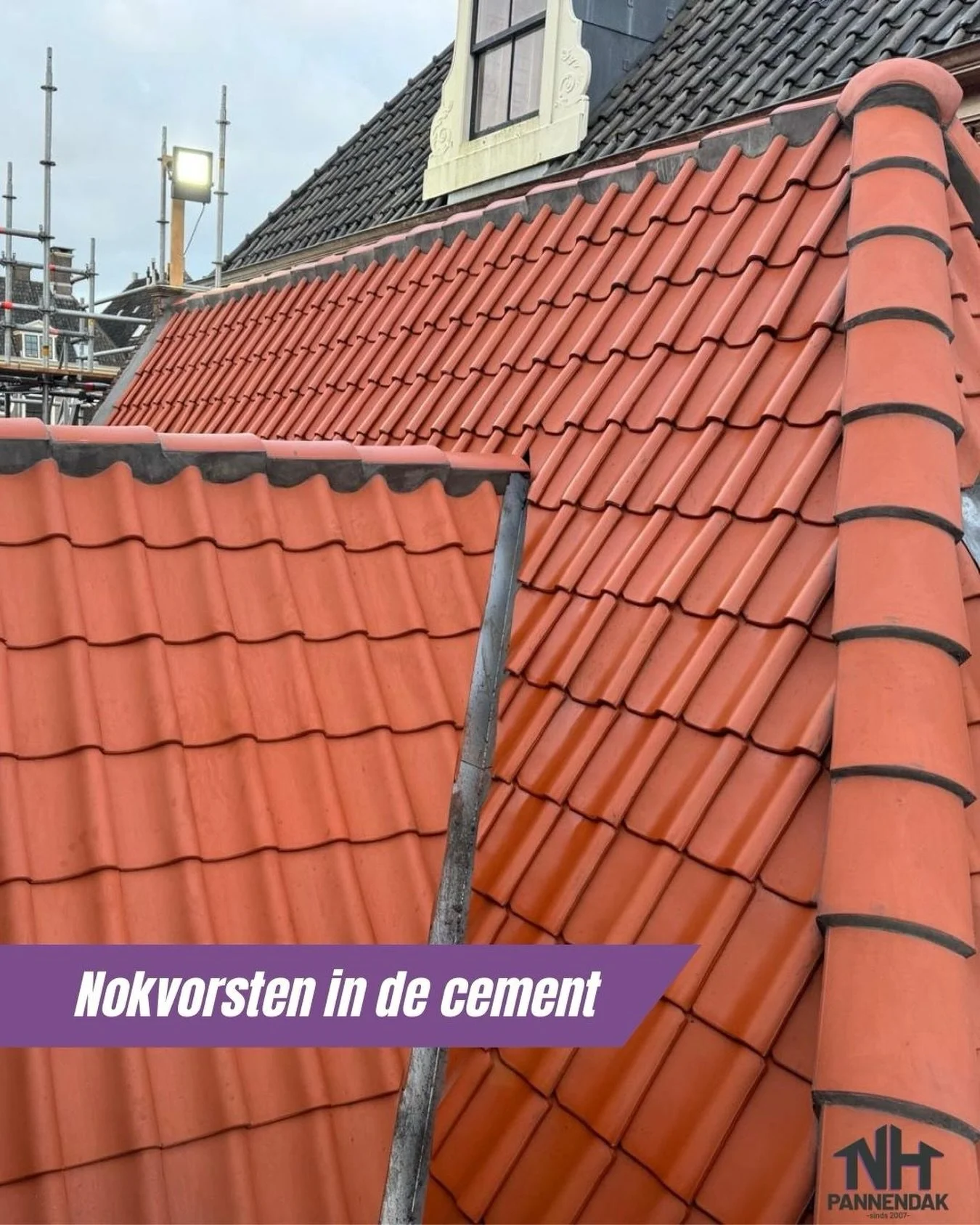 Mooi werk.

Het "in specie leggen" van vorsten (nokvorsten) is een traditionele bouwmethode waarbij de vorstpannen op de nok van het dak worden vastgezet met metselspecie. Dit zorgt voor een waterdichte en stormvaste afsluiting van de nok, 