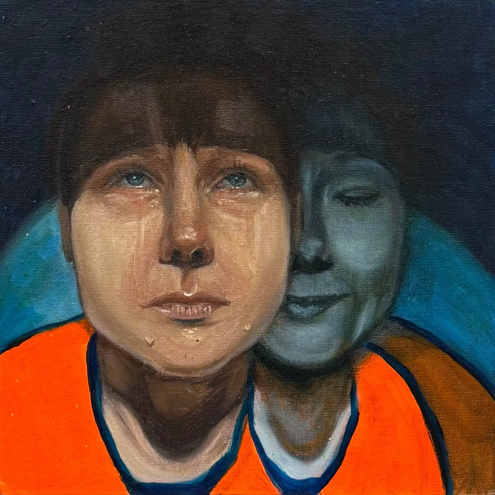 Realistisches Selbstporträt von Kati Ku mit zwei unterschiedlichen Gesichtszuständen, einmal verzweifelt, einmal gelöst, auf zwei Seiten desselben Bildes.