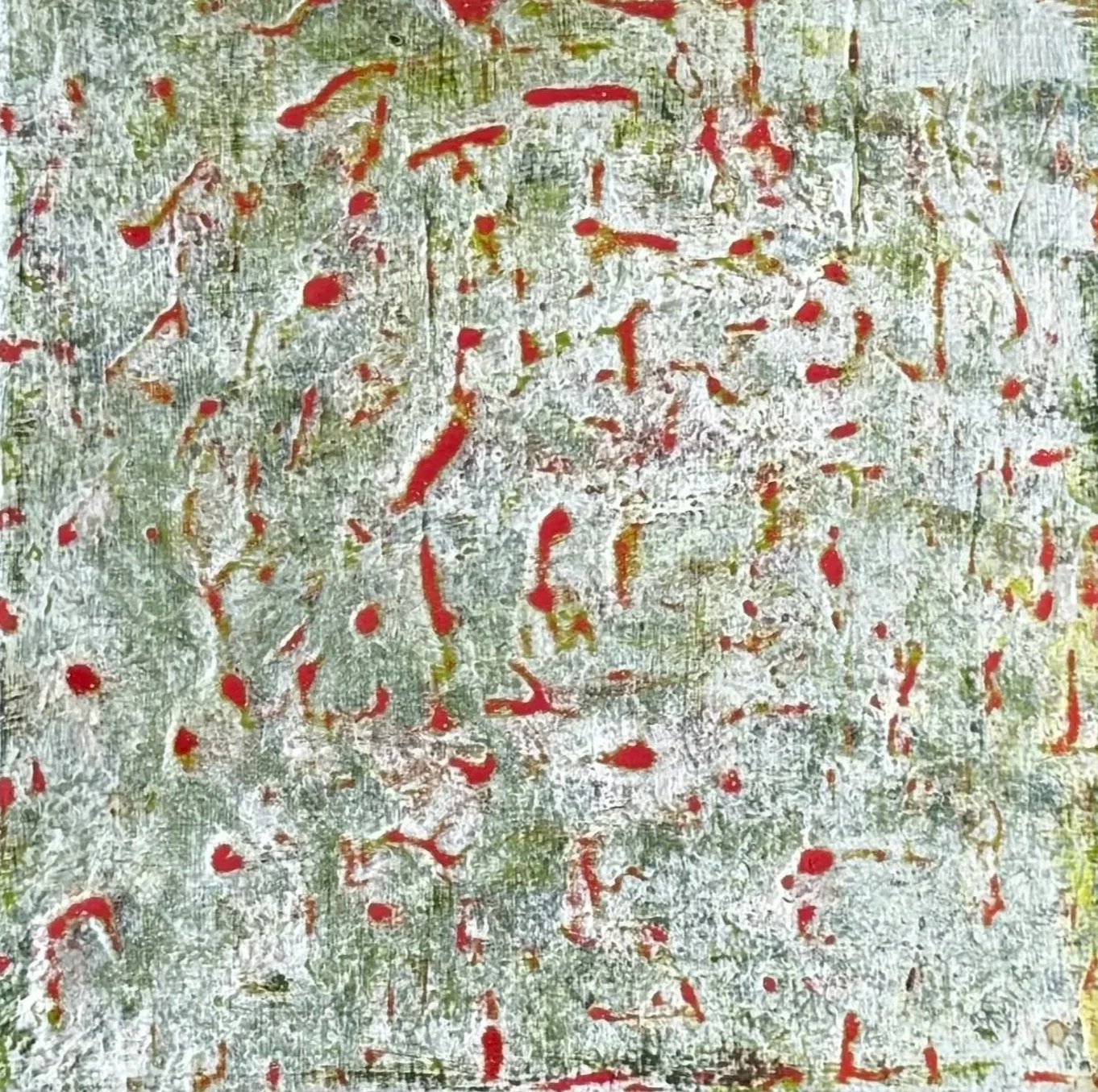 Mehrschichtig geschliffene Oberfläche in Rot-Grün-Weiß; organische, bakterienähnliche Strukturen treten hervor.