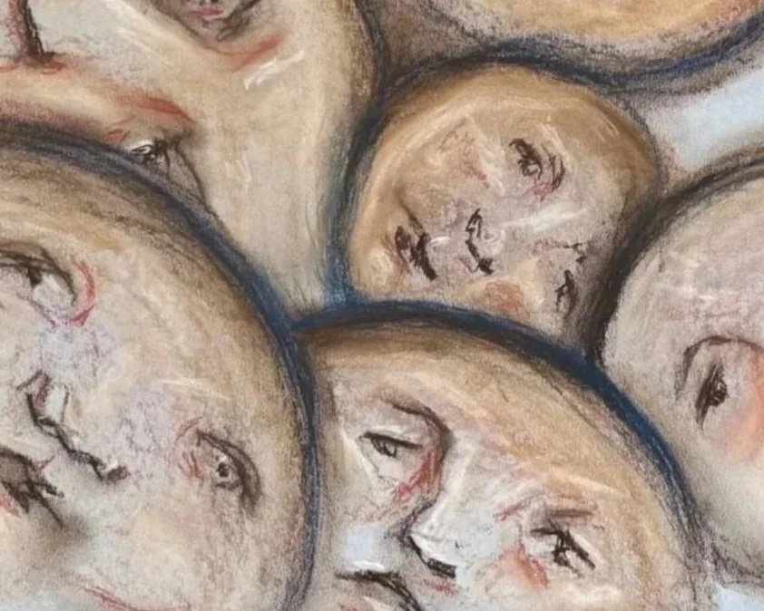 Eine abstrakte Malerei mit mehreren Gesichtern, die teilweise ineinander verschlungen sind, in neutralen Farben wie Beige, Braun und Blau.