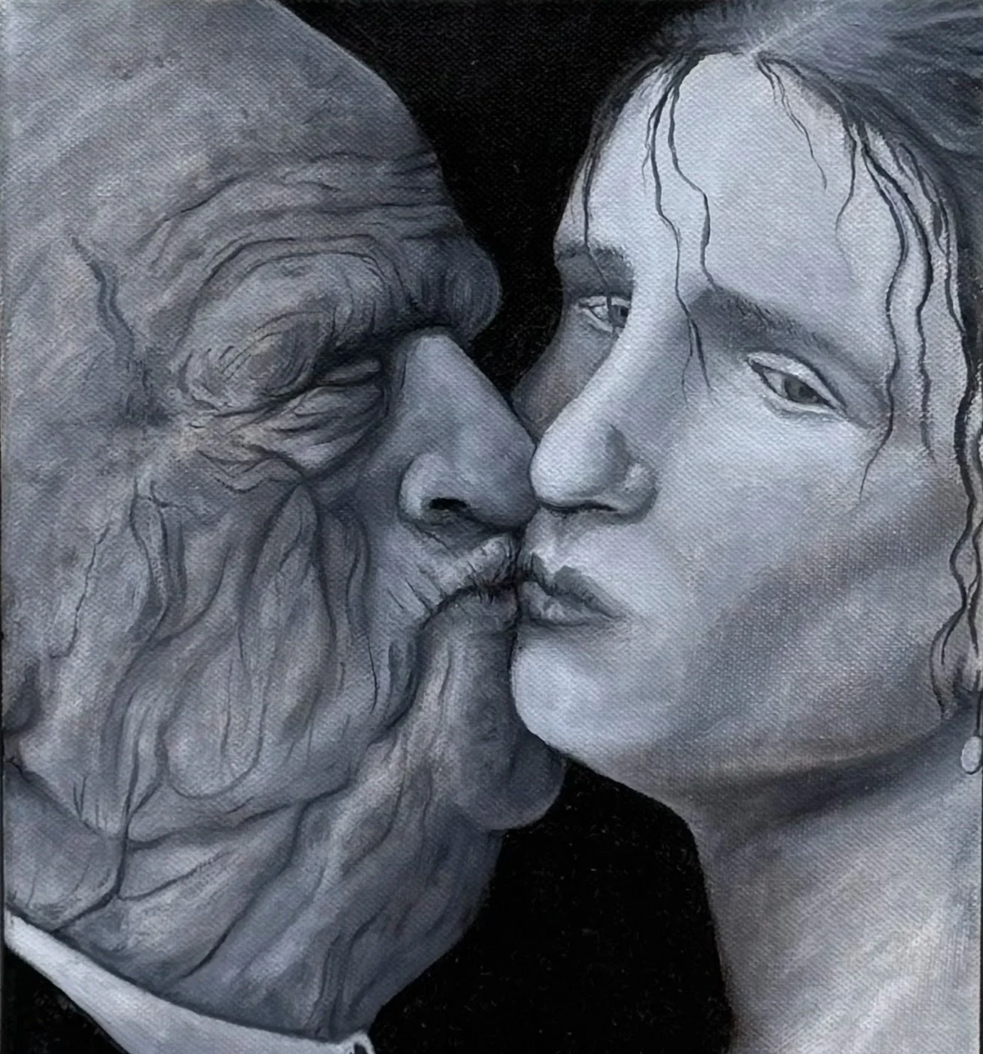 Älterer Mann drückt einer jüngeren Frau ungefragt einen Kuss auf die Wange; sie blickt direkt zum Betrachter.