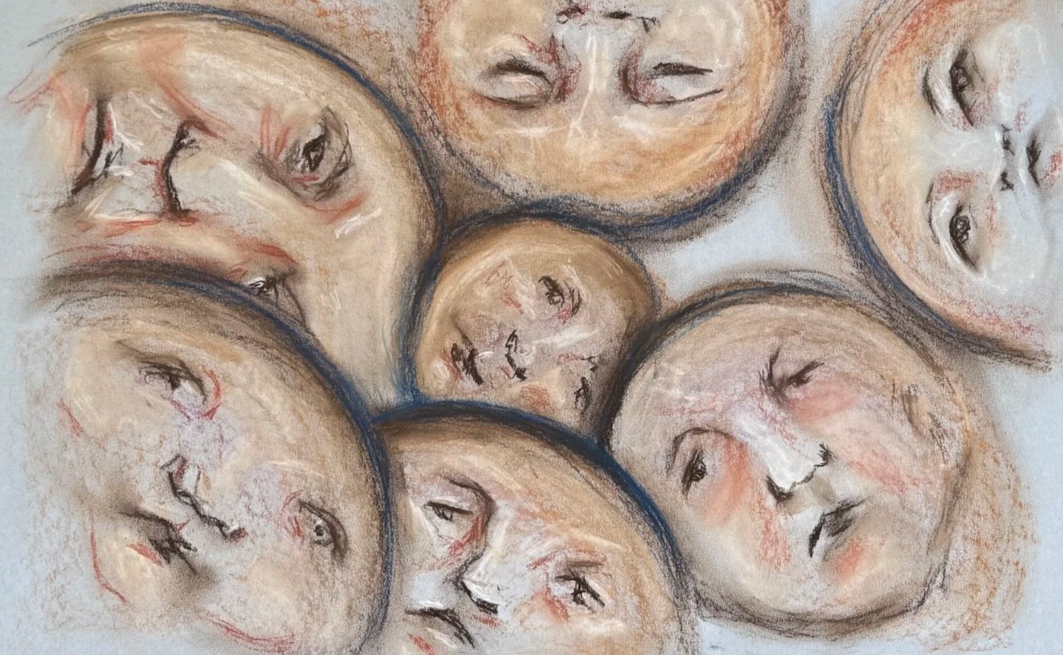 Mehrere Gesichter dicht nebeneinander, frontal oder seitlich blickend, in Kreide gezeichnet.