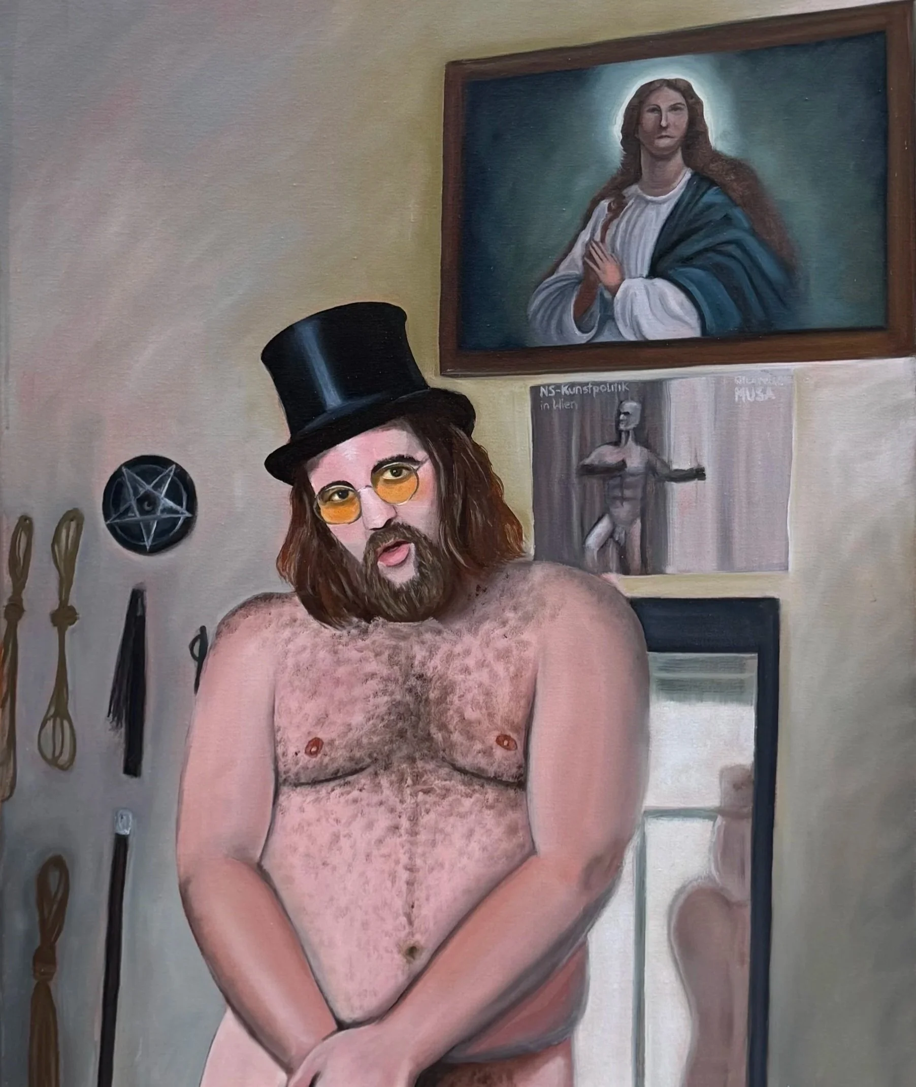 Nackter Mann vor religiösem Bild und BDSM-Objekten, direkter Blick.