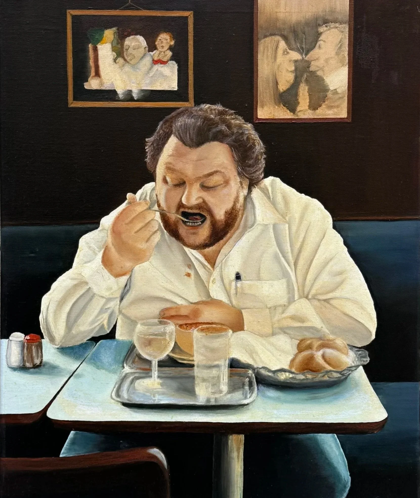 Mann sitzt am Tisch im Wirtshaus, Blick abgewandt, Essen vor ihm.