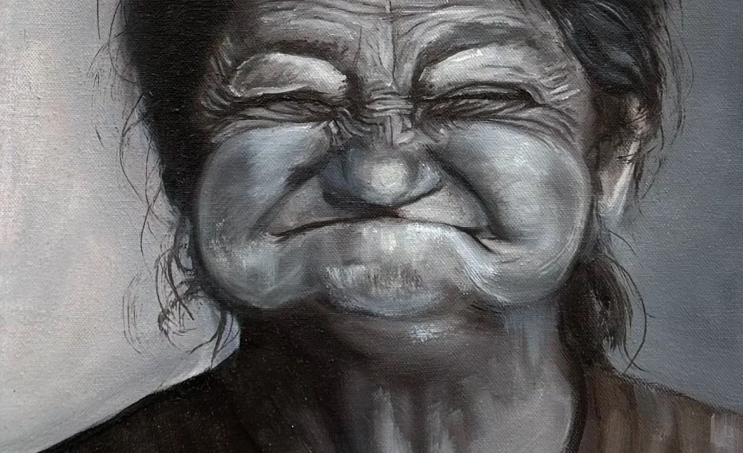 Ältere Person frontal, lächelnd, direkter Blick.