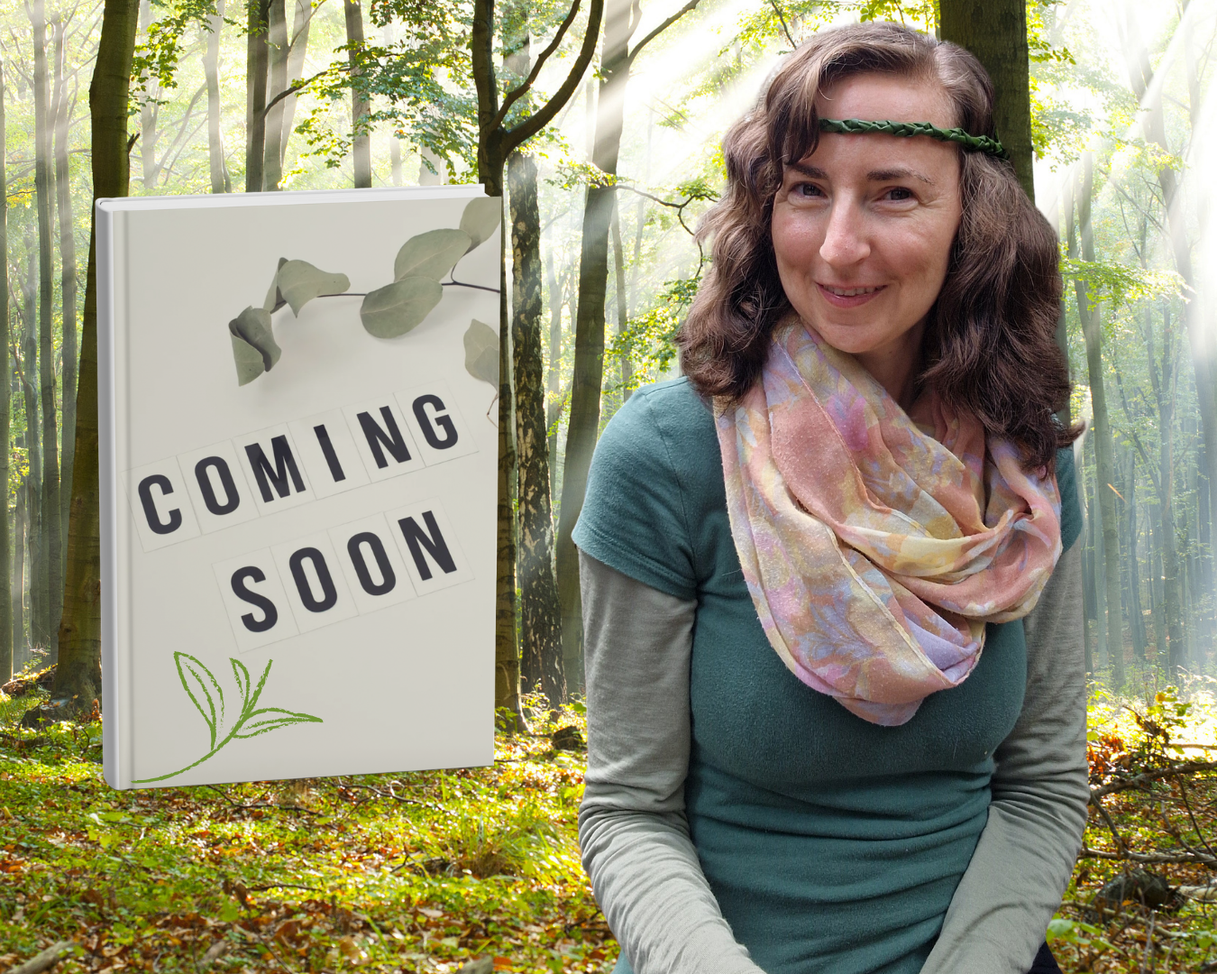 Eine lachende Frau im Wald mit einem bunten Schal und einem Pflanzenkranz auf dem Kopf. Ein Buch mit dem Text "Coming Soon" und einem Blattmotiv steht daneben.