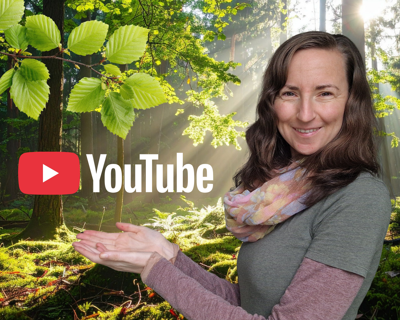 Eine lachende Frau in einem Wald mit Sonnenstrahlen, die durch die Bäume scheinen, präsentiert das YouTube-Logo und den Schriftzug 'YouTube'.