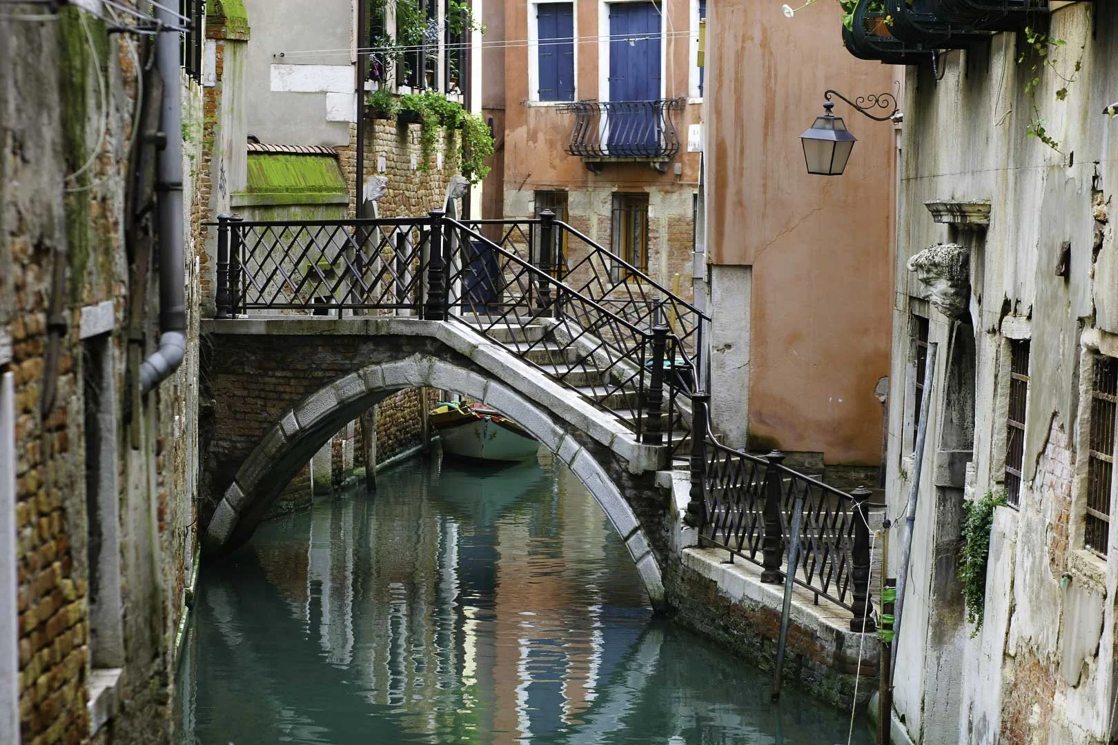 josephbphotography-travels-italy-venice-canal-bridge.jpg