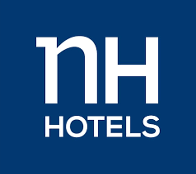 Logo van NH Hotels met witte tekst op blauwe achtergrond.