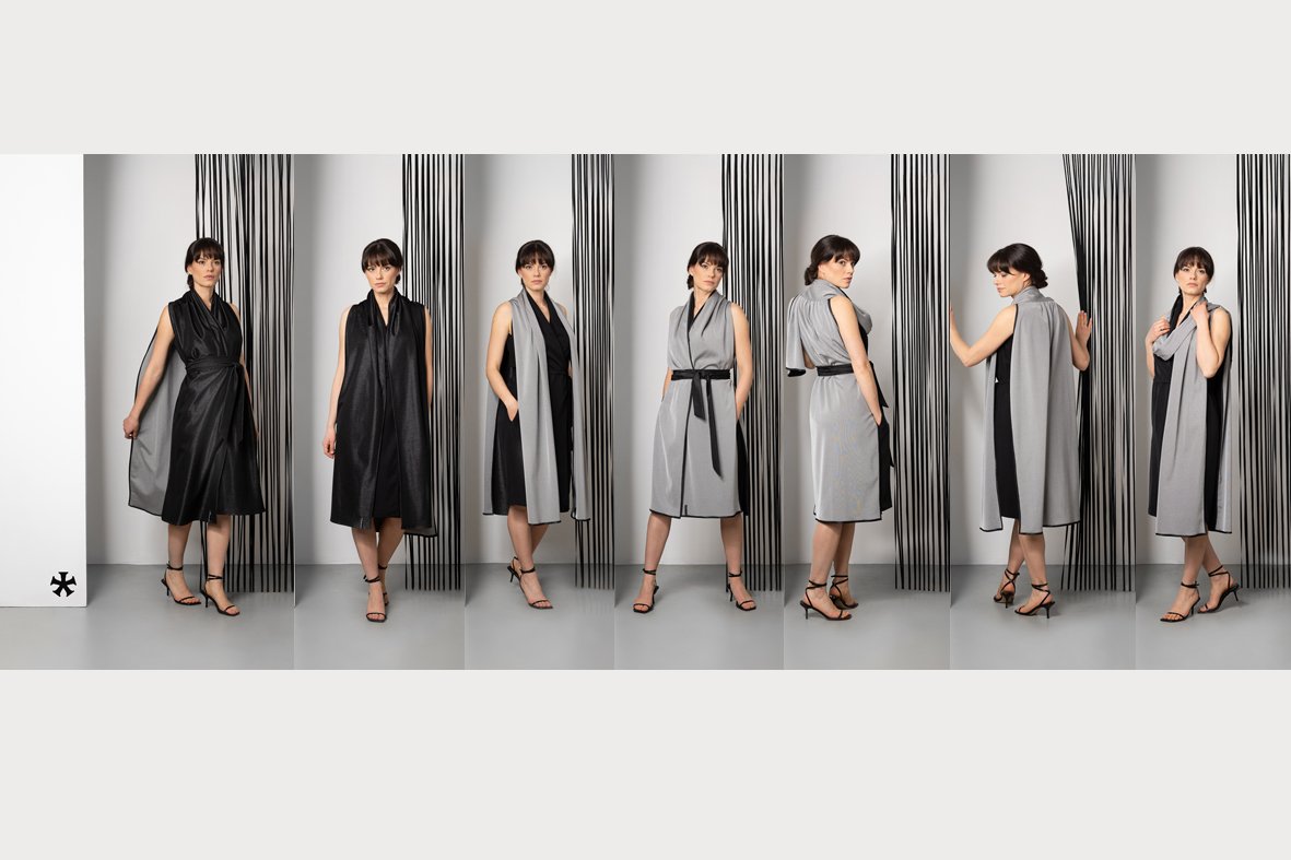 Eine Frau in verschiedenen schwarzen und grauen Kleidungsstücken steht vor einer weißen Wand mit schwarzen vertikalen Linien, abwechselnd blickt sie zur Kamera oder zur Seite.