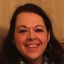 Ragazza sorridente con cappello nero e orecchini grandi