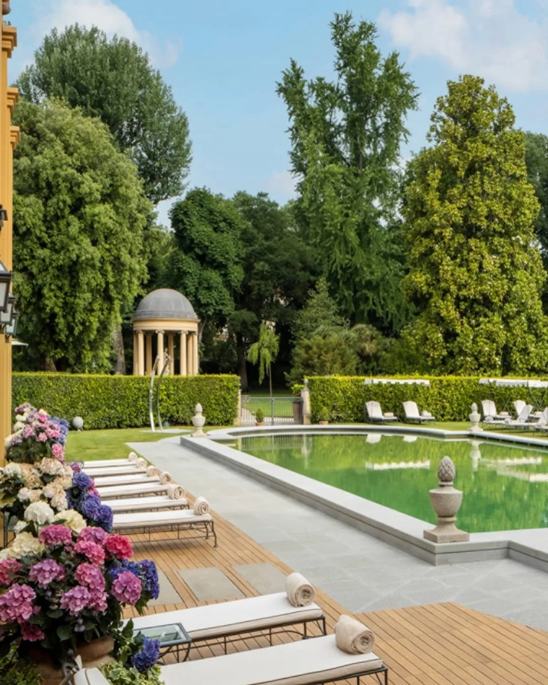 Set inside a restored Renaissance palace surrounded by the largest private garden in Florence, the Four Seasons Firenze feels like stepping into a work of art. From frescoed ceilings and Michelin-star dining to a serene spa and stunning views of the 