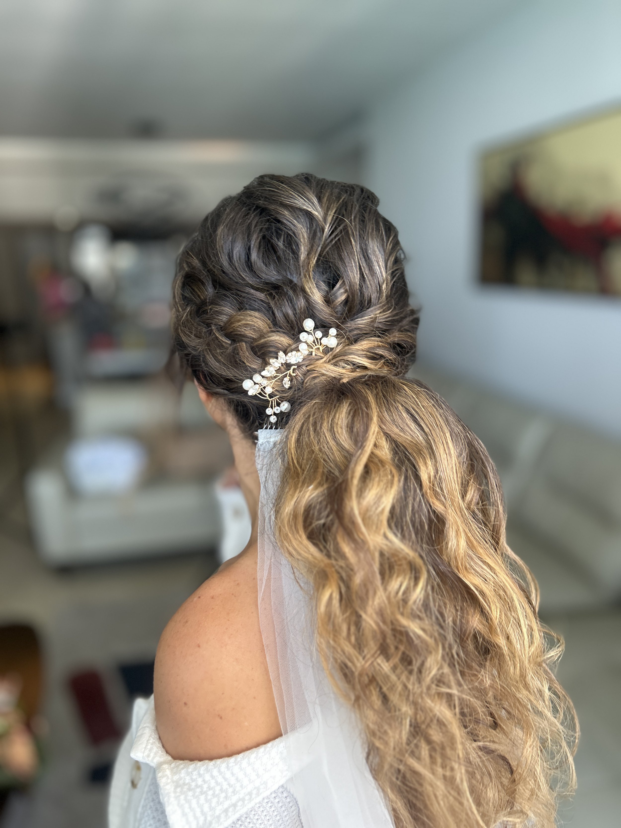 Elegant bridal updo ponytail for a Clearwater wedding by Lori Brooks Beauty. Timeless wedding hairstyle with all day hold for a Tampa wedding.