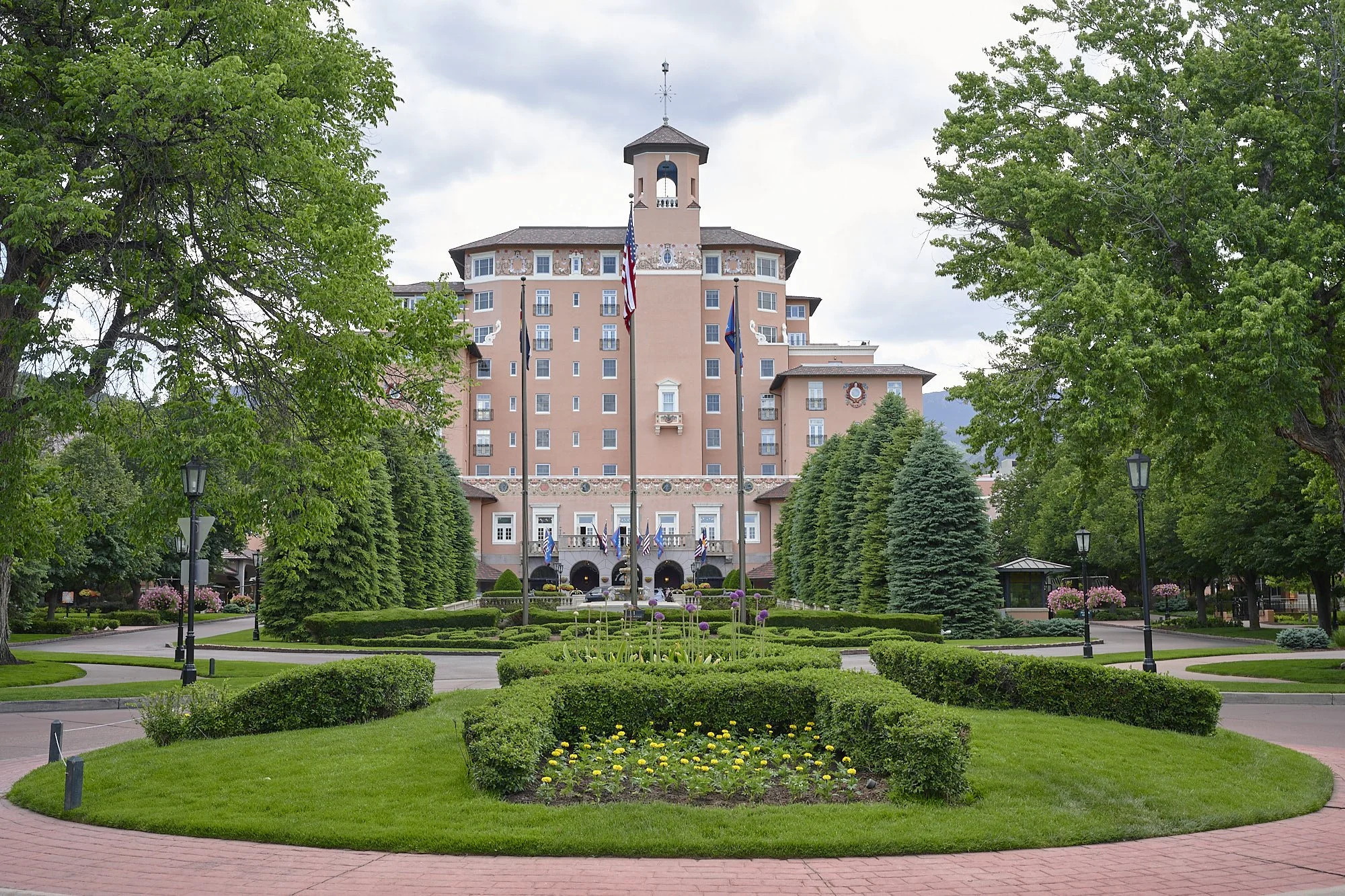 The front of the Broadmoor wedding venue in Colorado Springs.
