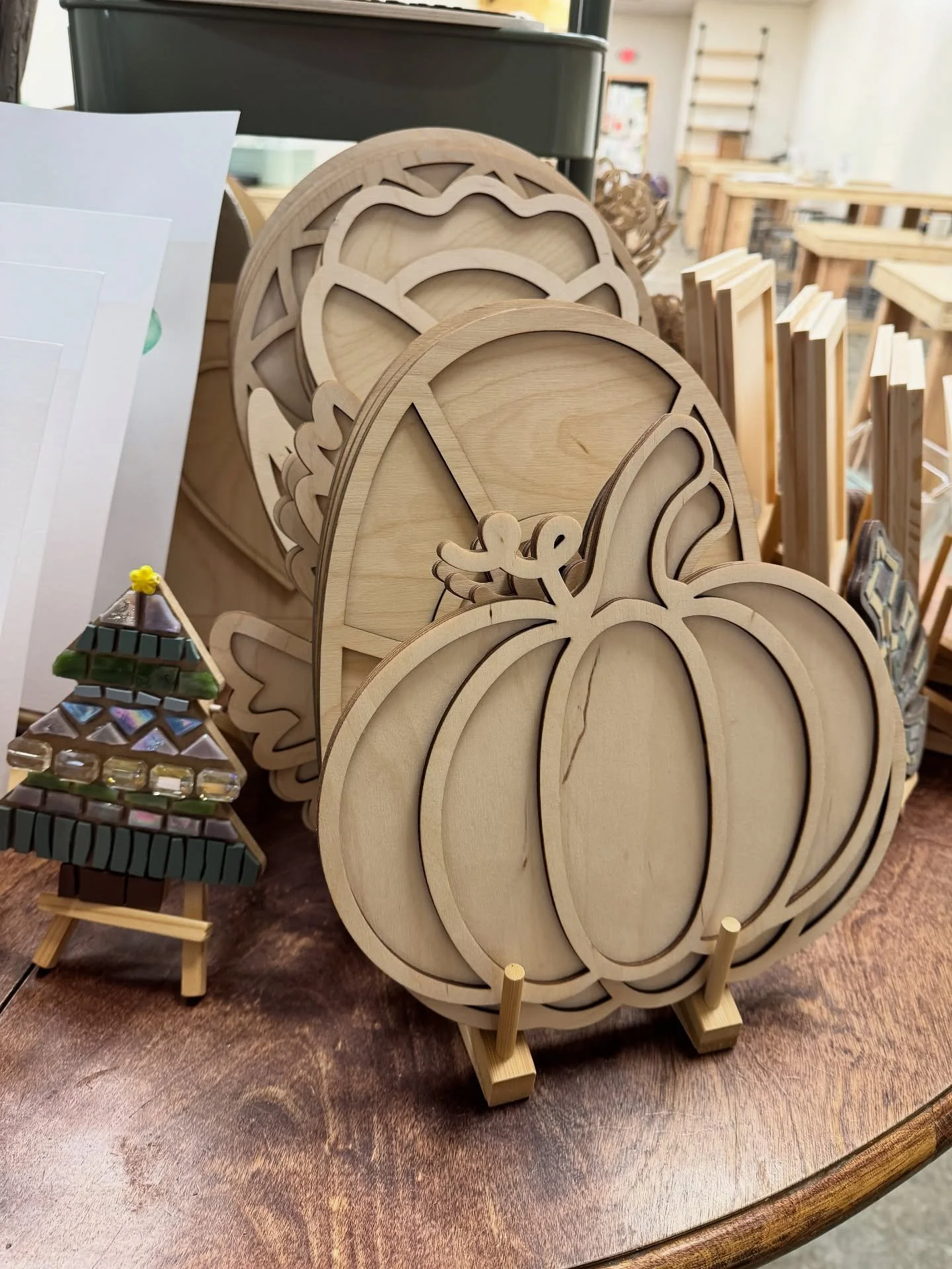 Soft opening hours this weekend at the Studio by Moxie!! 

PLUS, New studio specials on watercolor painting and macrame earrings! 🩷🎨