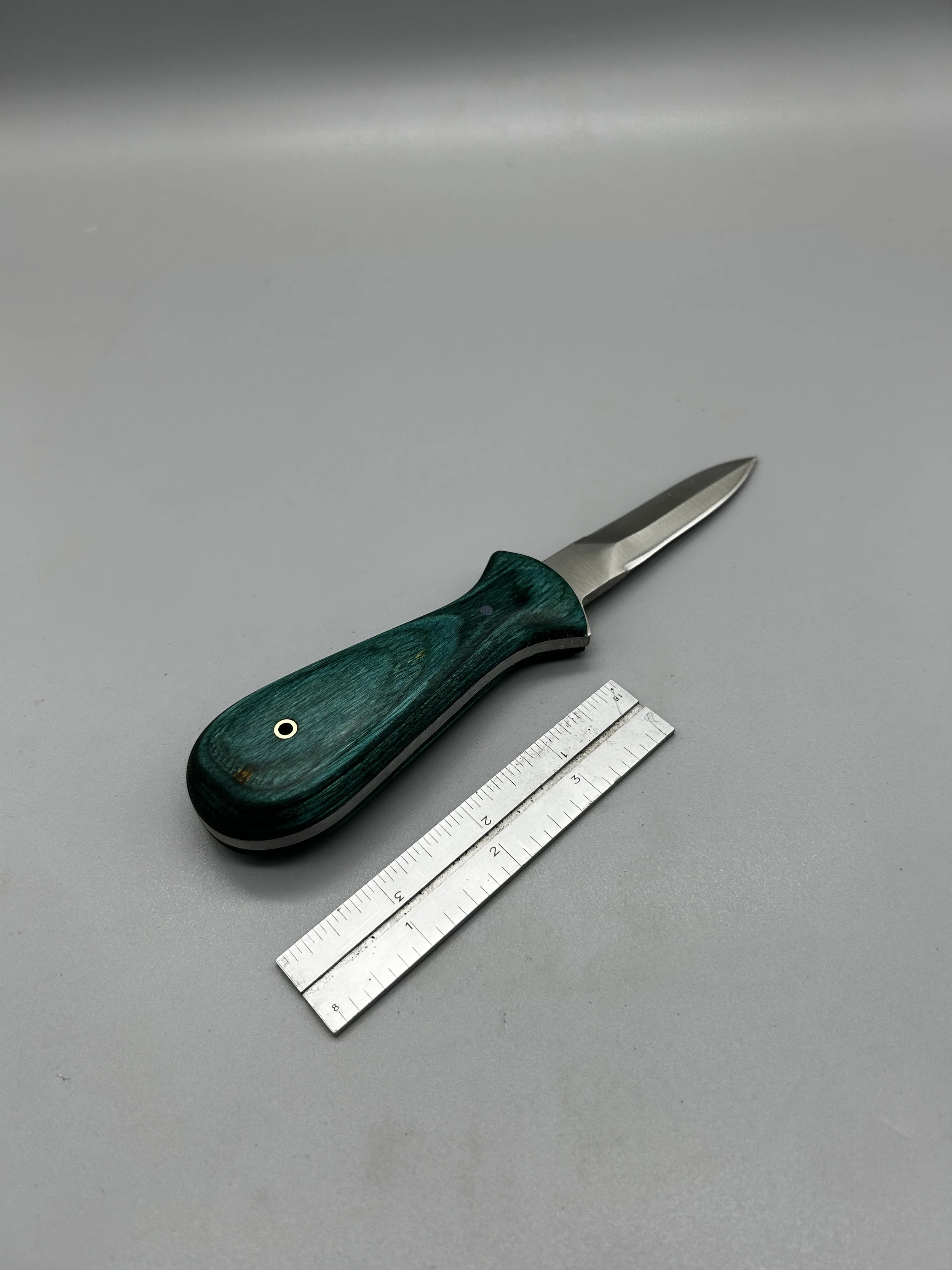 Laminated handle oyster knife